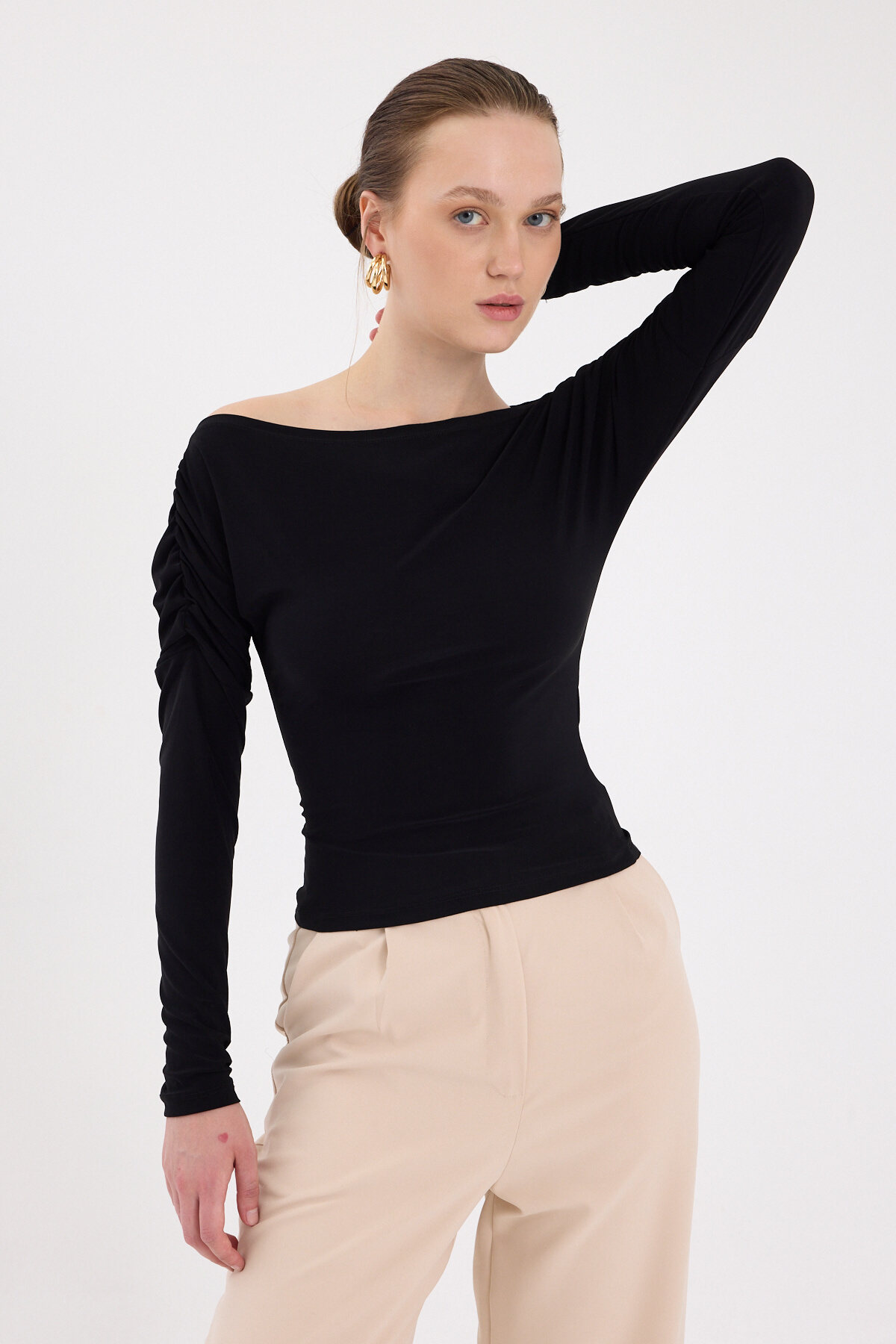 Siyah Kayık Yaka Kol Büzgülü Bluz 2433 - 1