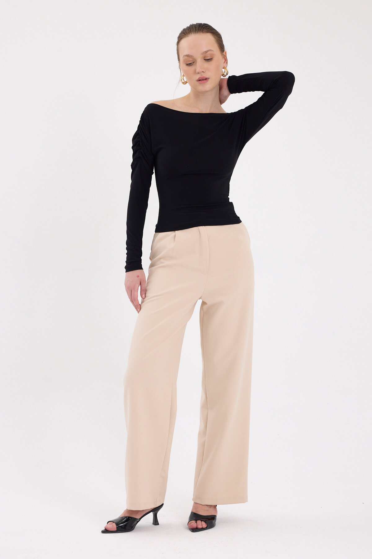 Siyah Kayık Yaka Kol Büzgülü Bluz 2433 - 3