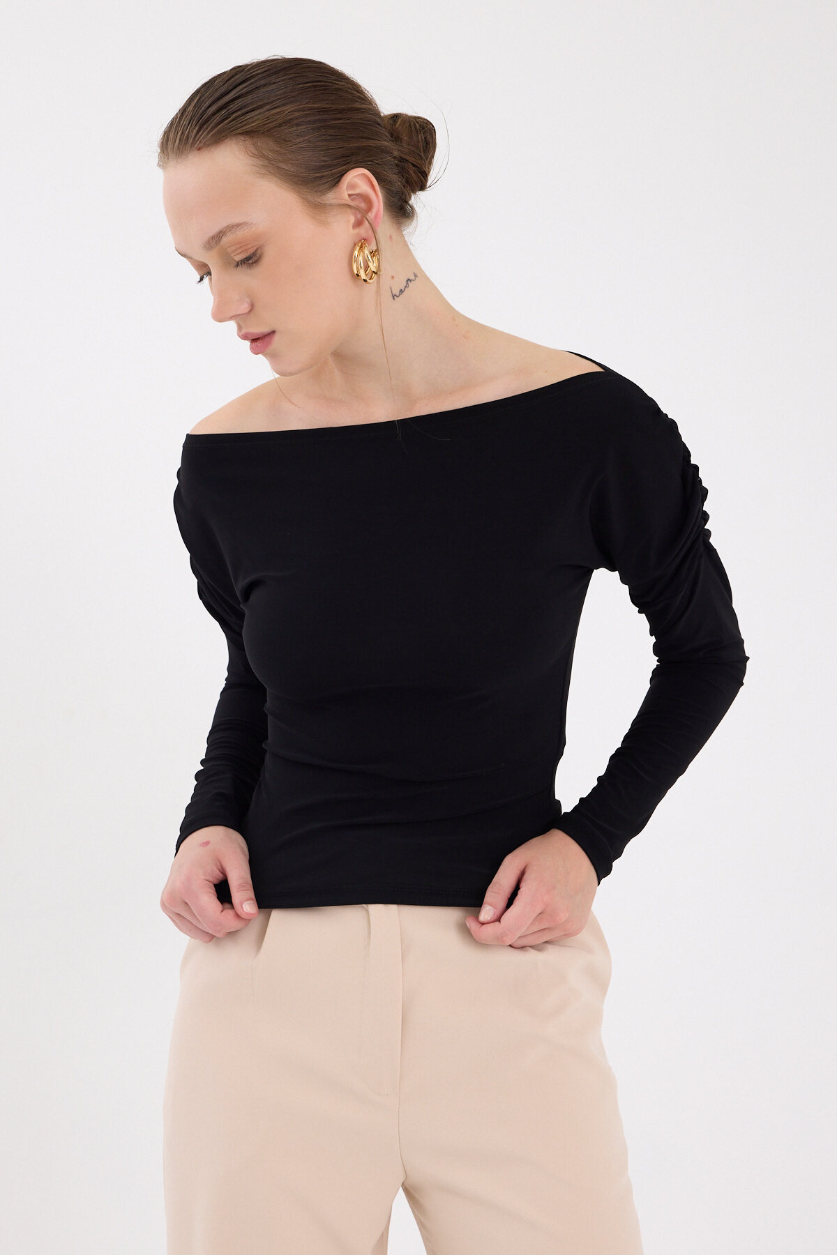 Siyah Kayık Yaka Kol Büzgülü Bluz 2433 - 7