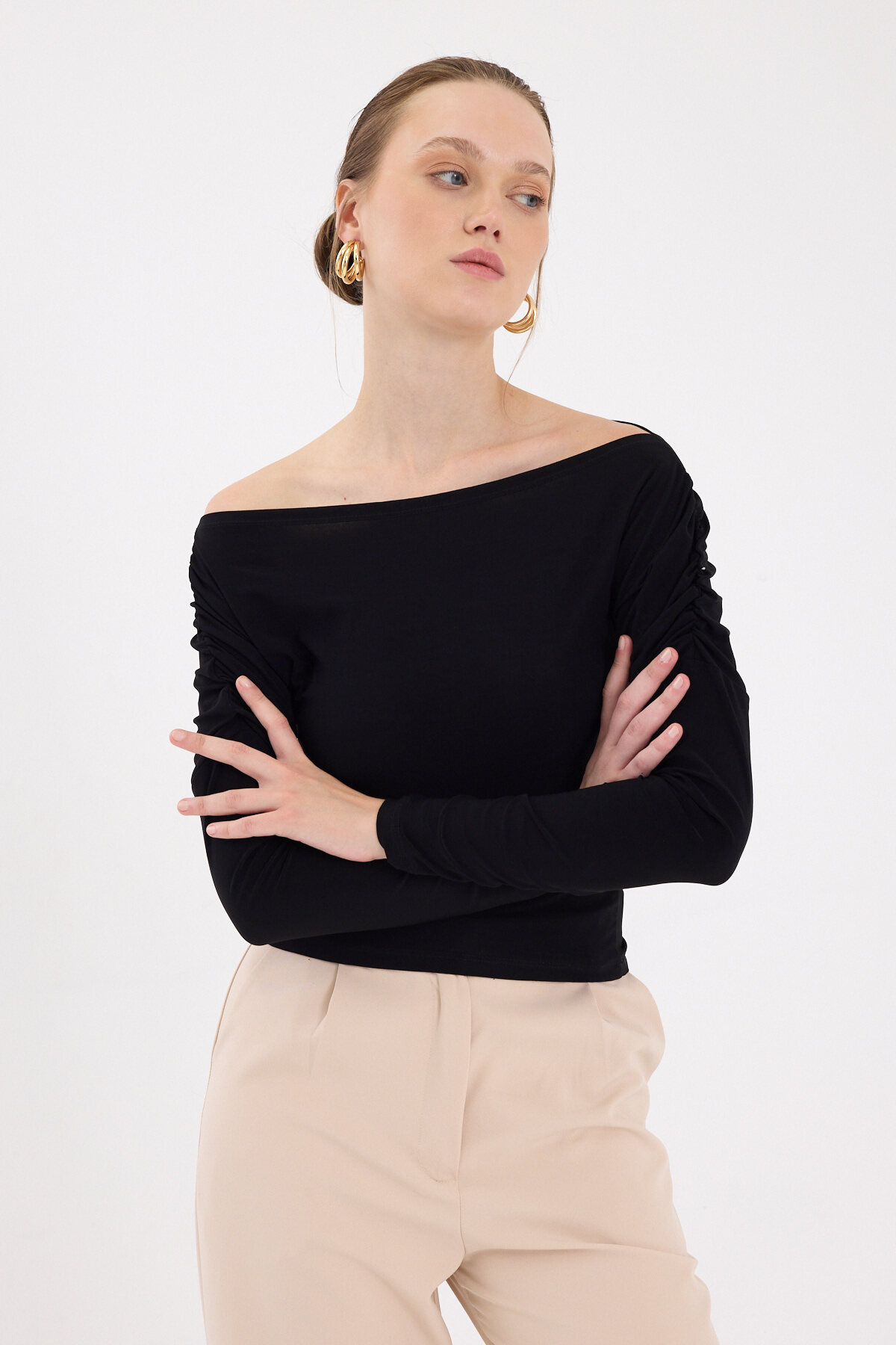 Siyah Kayık Yaka Kol Büzgülü Bluz 2433 - 2