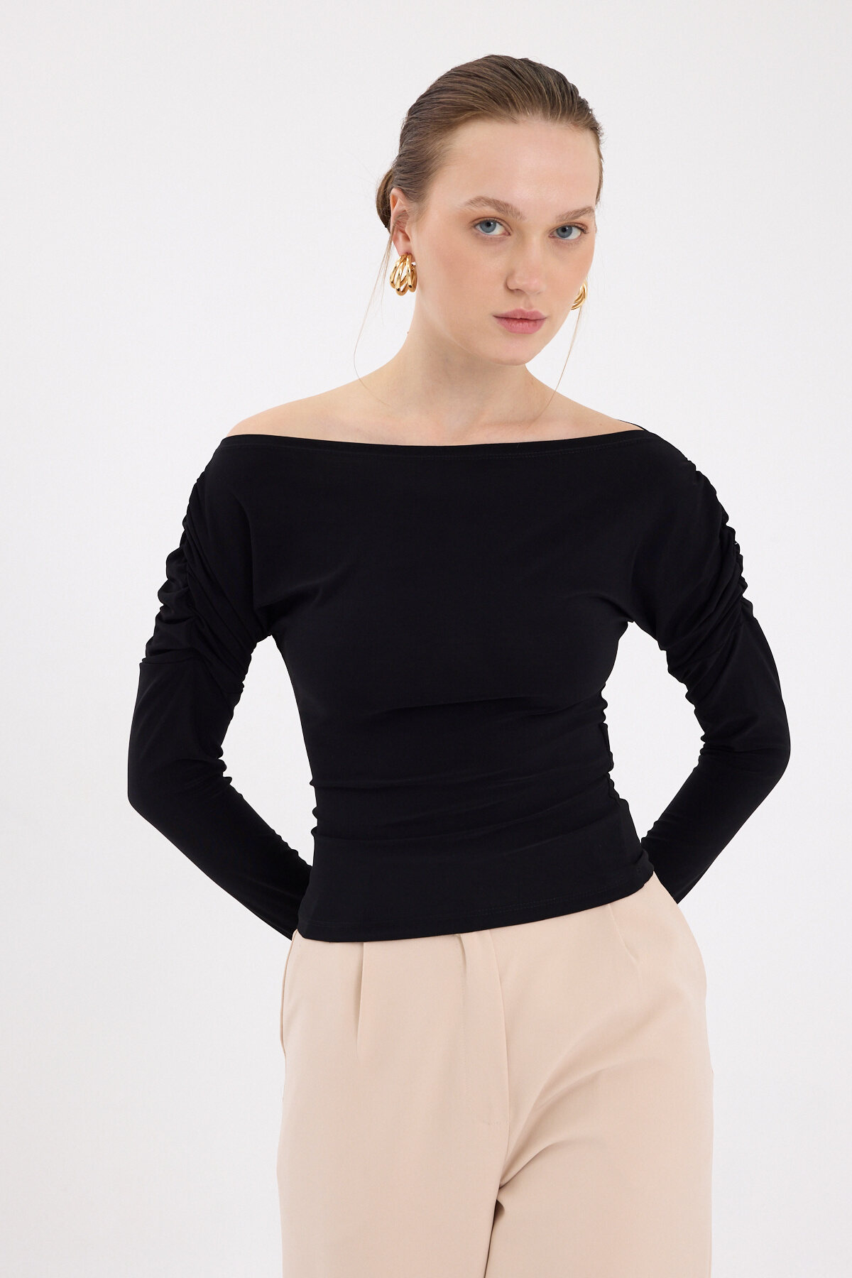 Siyah Kayık Yaka Kol Büzgülü Bluz 2433 - 6