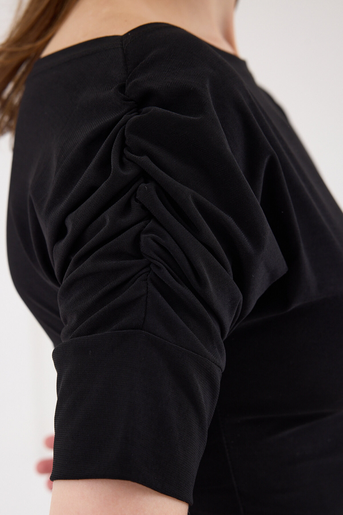 Siyah Kayık Yaka Kol Büzgülü Bluz 2515 - 4