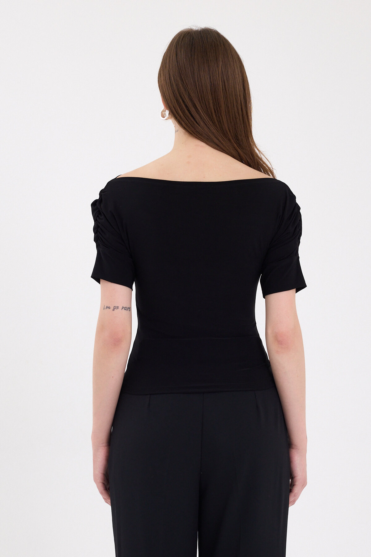 Siyah Kayık Yaka Kol Büzgülü Bluz 2515 - 5