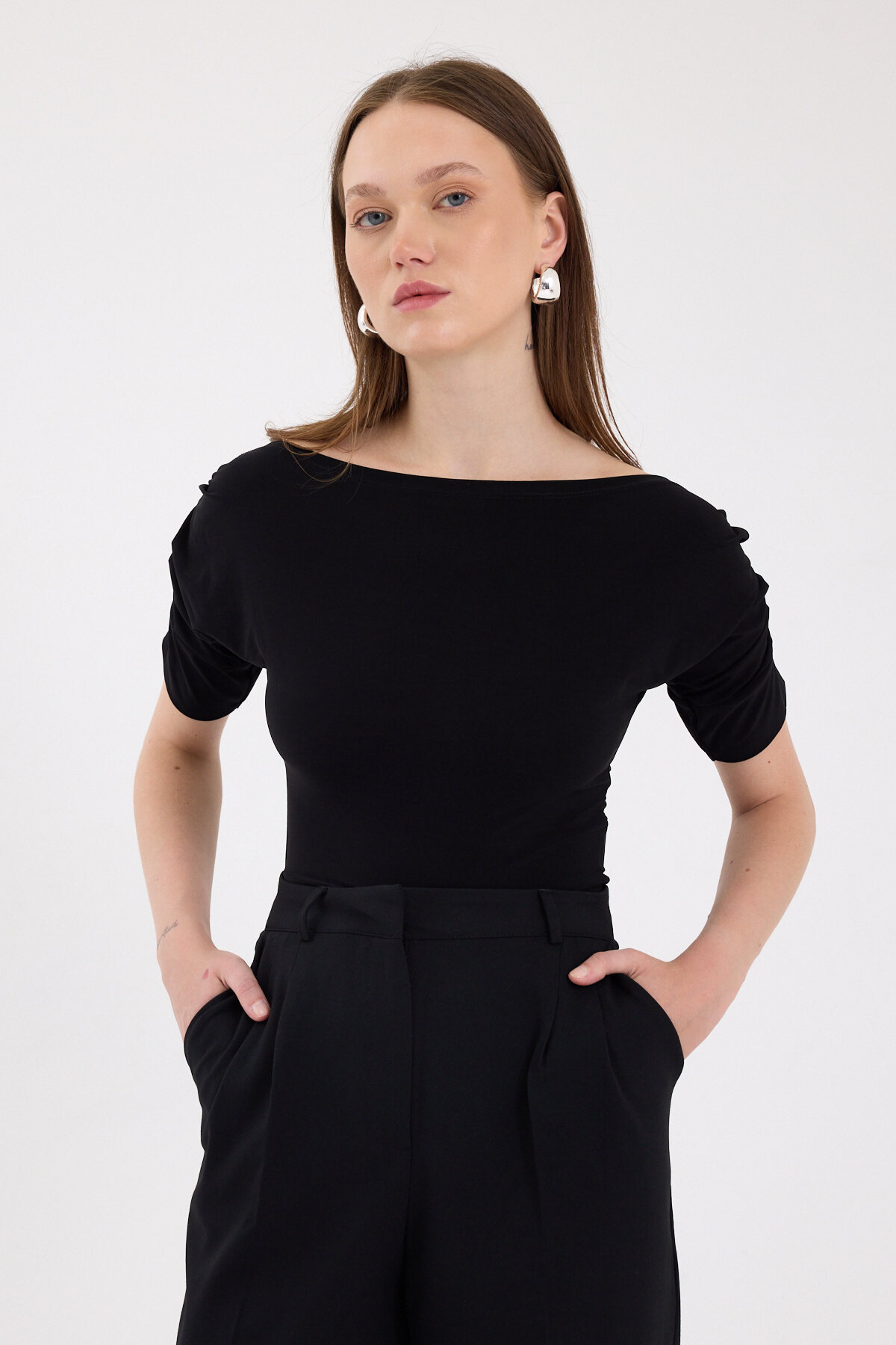 Siyah Kayık Yaka Kol Büzgülü Bluz 2515 - 6