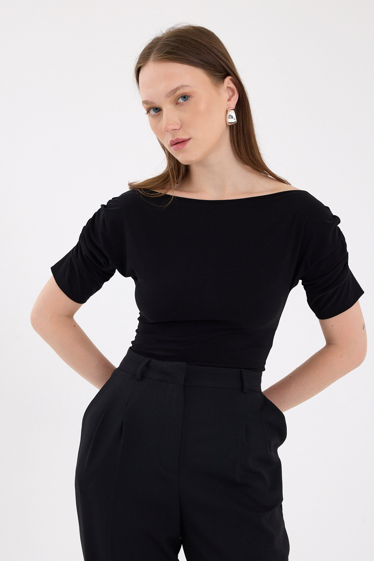Siyah Kayık Yaka Kol Büzgülü Bluz 2515 - 2