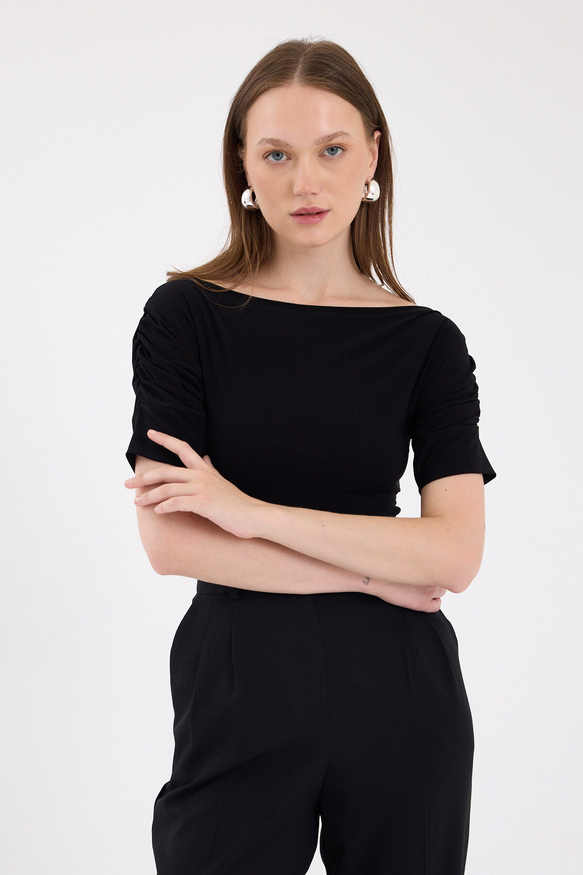 Siyah Kayık Yaka Kol Büzgülü Bluz 2515 - 7