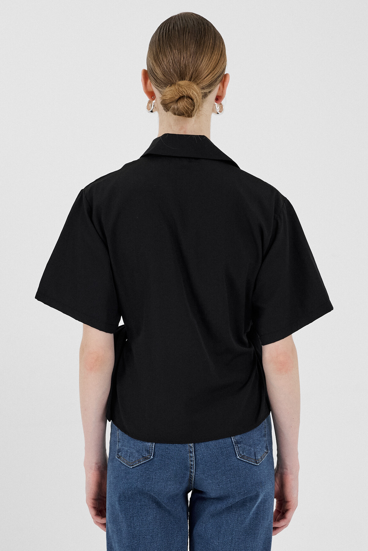 Siyah Kısa Kol Yan Bağlama Detaylı Bluz 8095A - 5