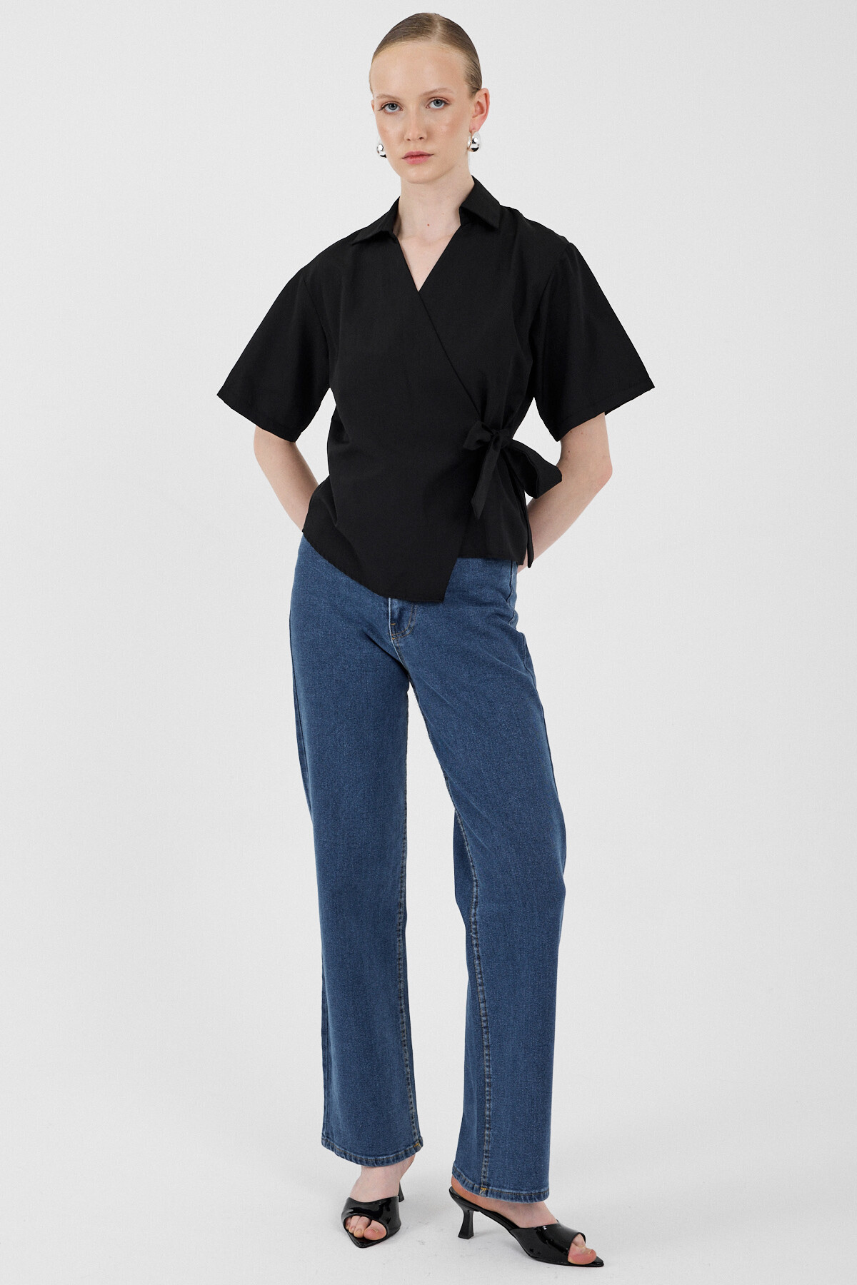 Siyah Kısa Kol Yan Bağlama Detaylı Bluz 8095A - 3