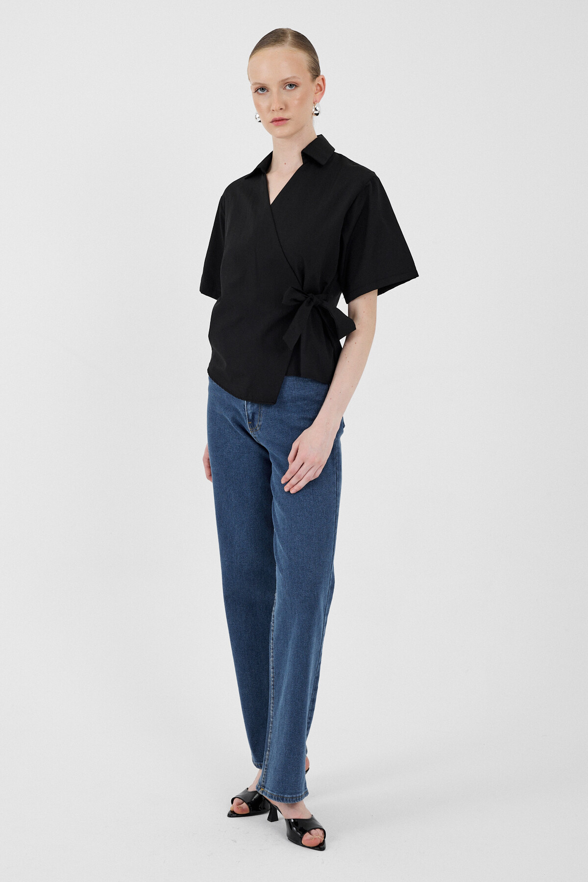 Siyah Kısa Kol Yan Bağlama Detaylı Bluz 8095A - 4