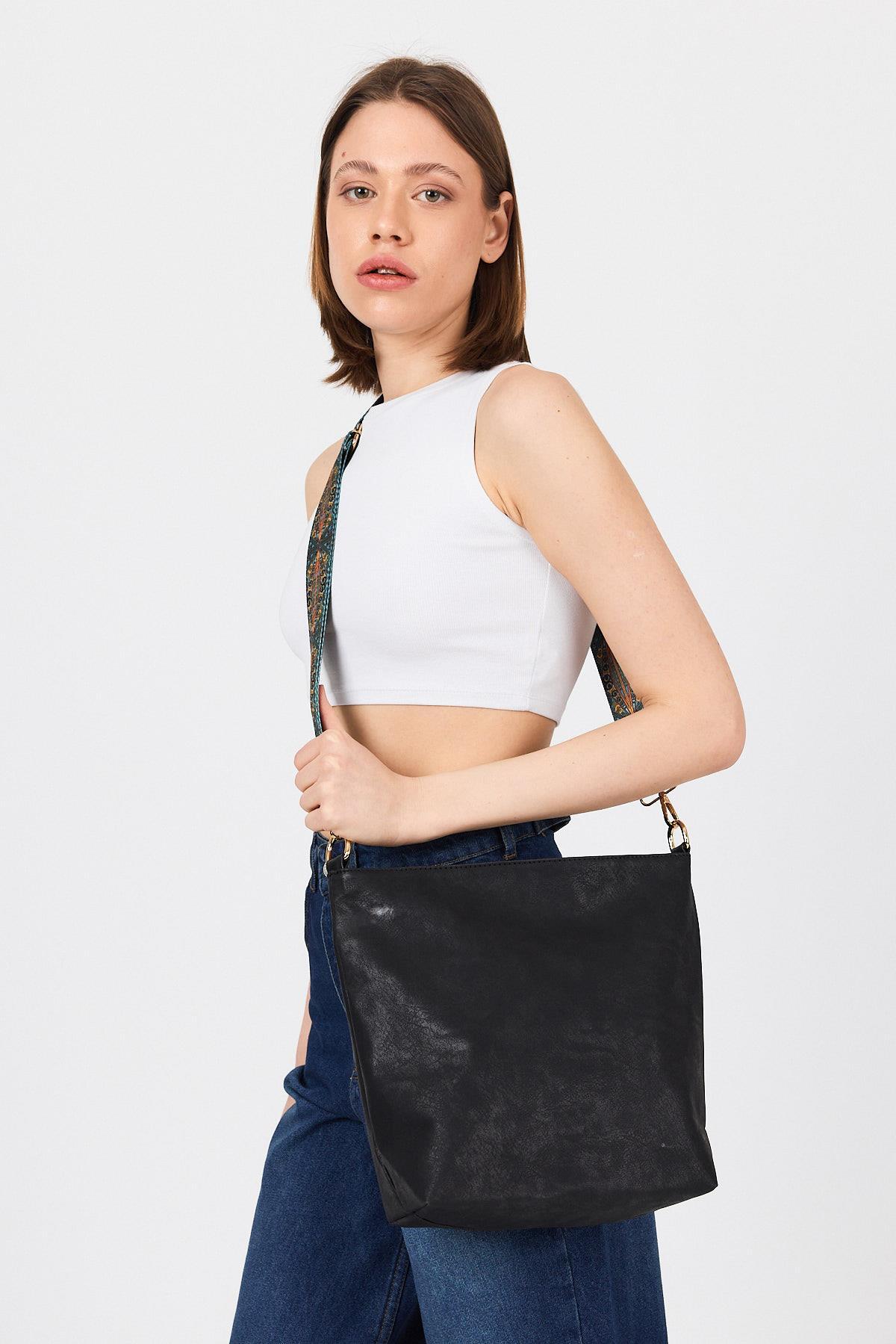 Siyah Kordonu Desenli Omuz Çantası 3002 - 2