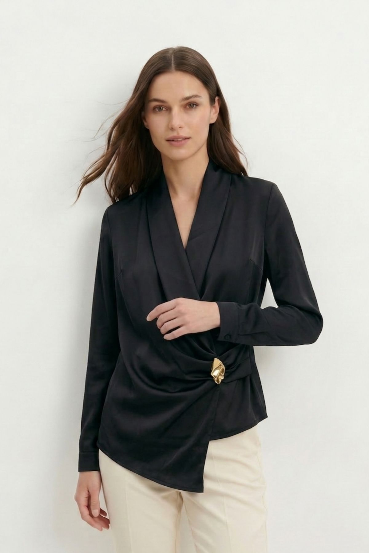 Siyah Kuruvaze Yaka Aksesuarlı Bluz 251270 - 1