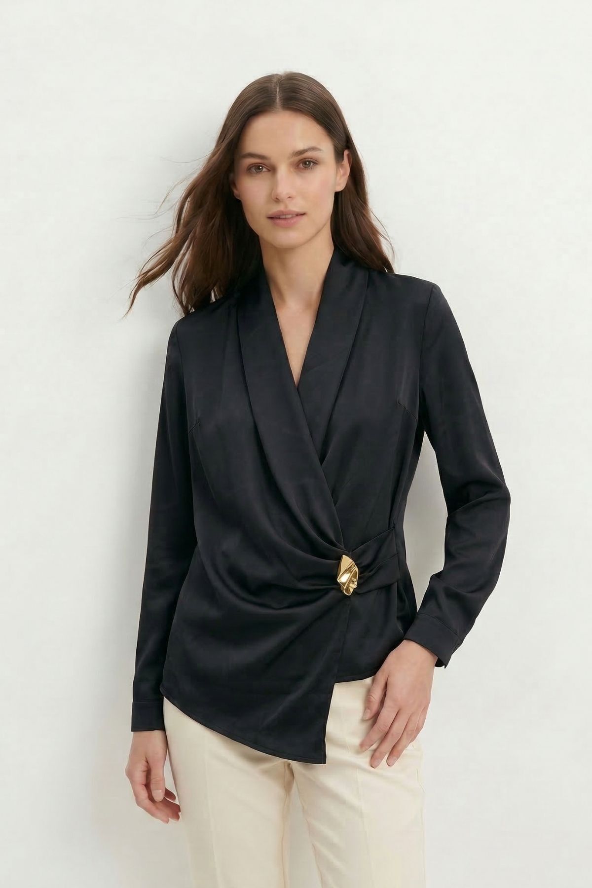 Siyah Kuruvaze Yaka Aksesuarlı Bluz 251270 - RAYS (1)