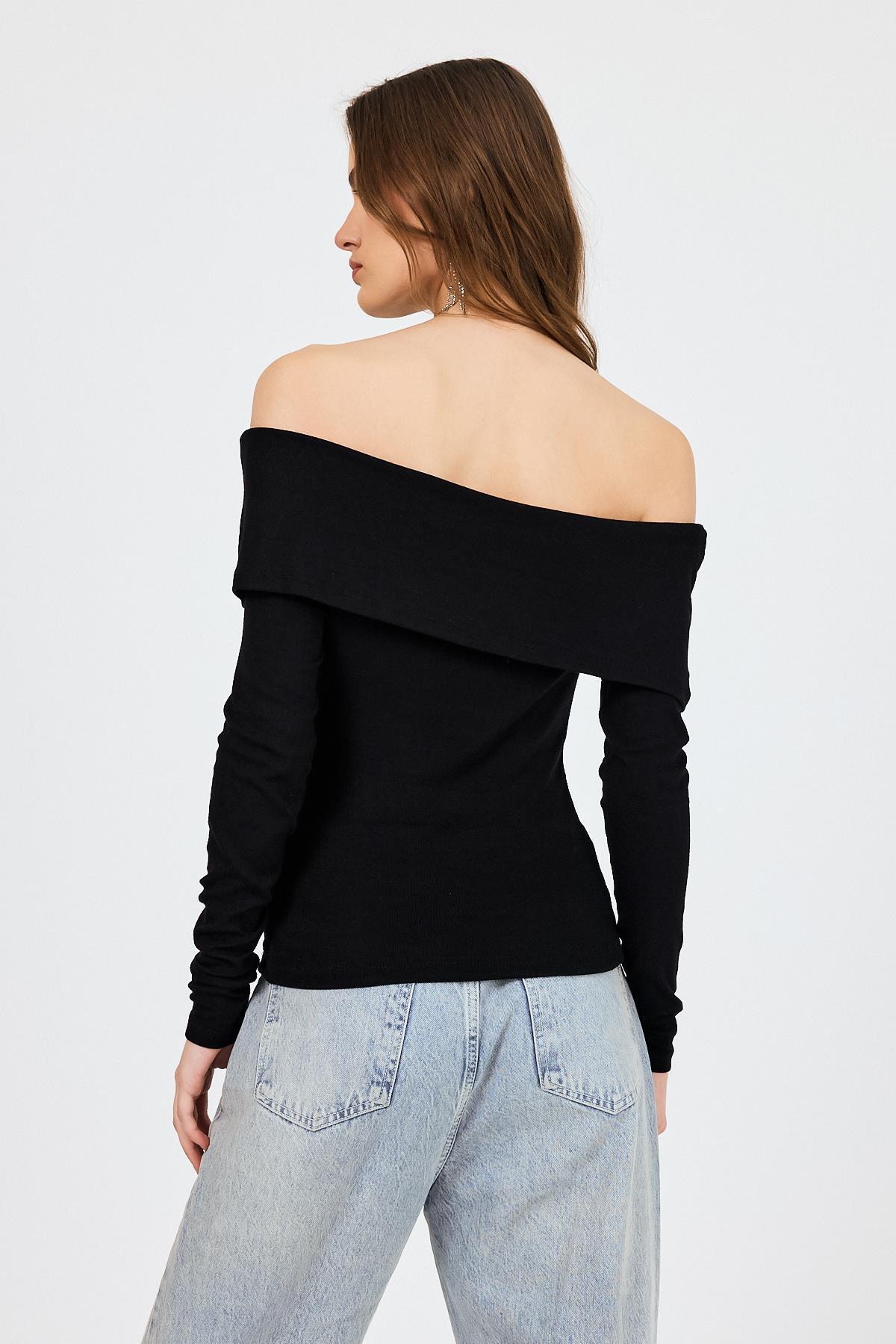 Siyah Madonna Yaka Toka Detaylı Bluz 1465 - 5