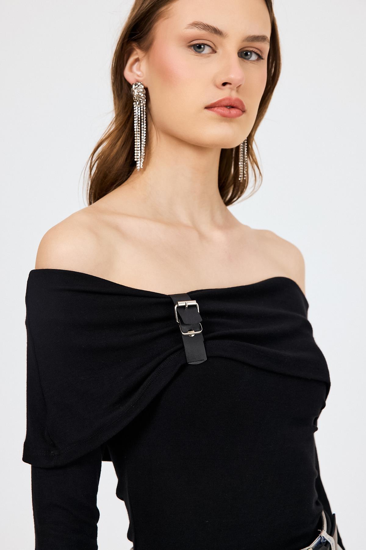 Siyah Madonna Yaka Toka Detaylı Bluz 1465 - 4