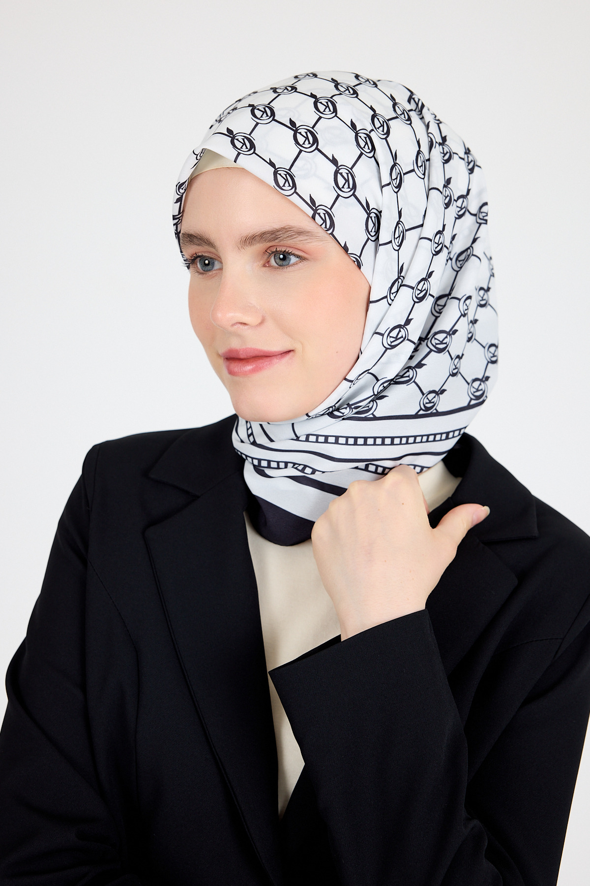 Siyah Monogram Desenli Eşarp 3015 - RAYS