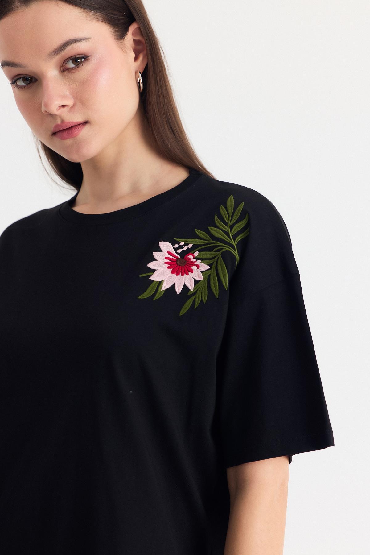 Siyah Nakış Detay Oversize Tişört 2150-21 - 4