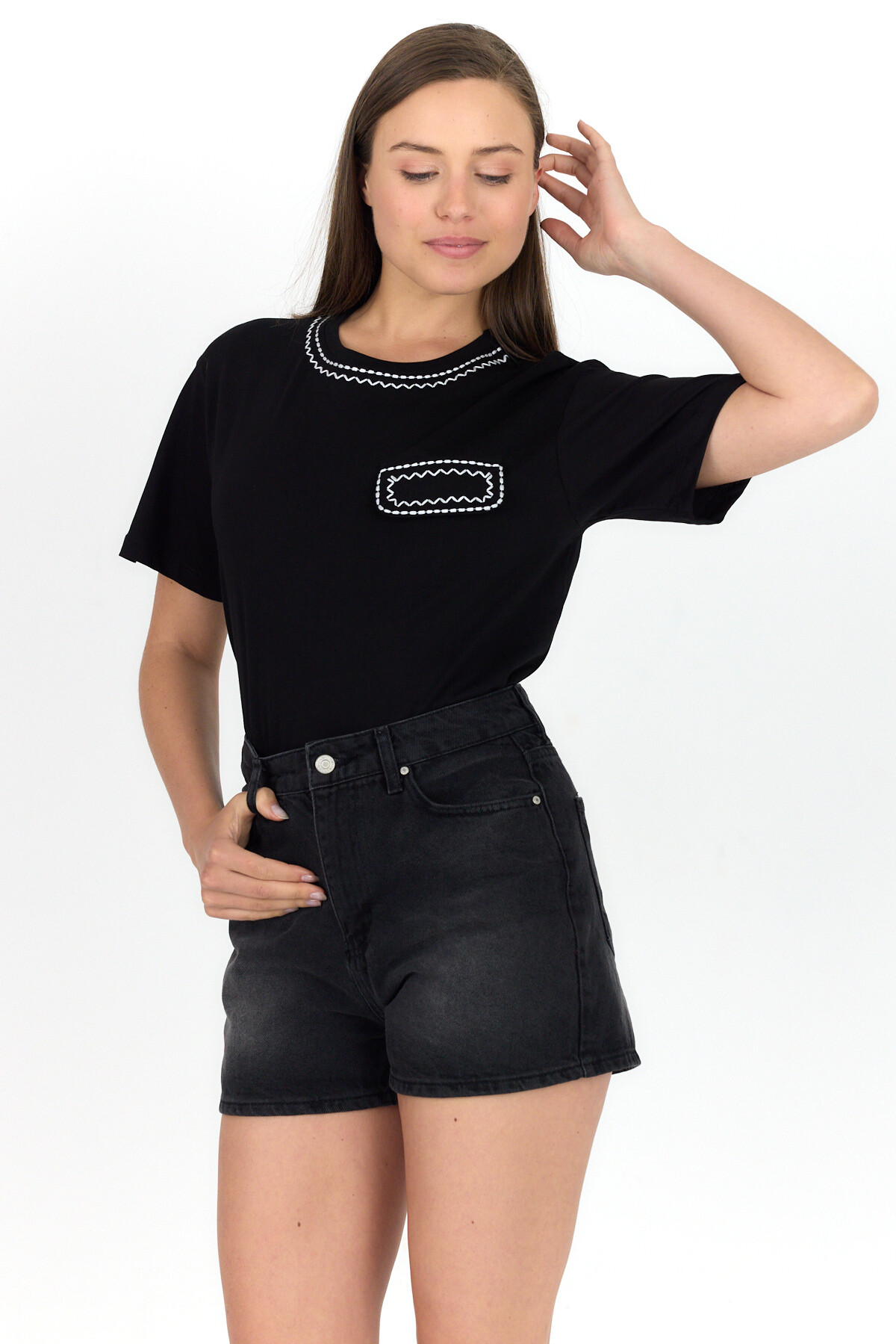 Siyah Nakış İşlemeli Cep Görünüm Detaylı Tişört 2255M - 7
