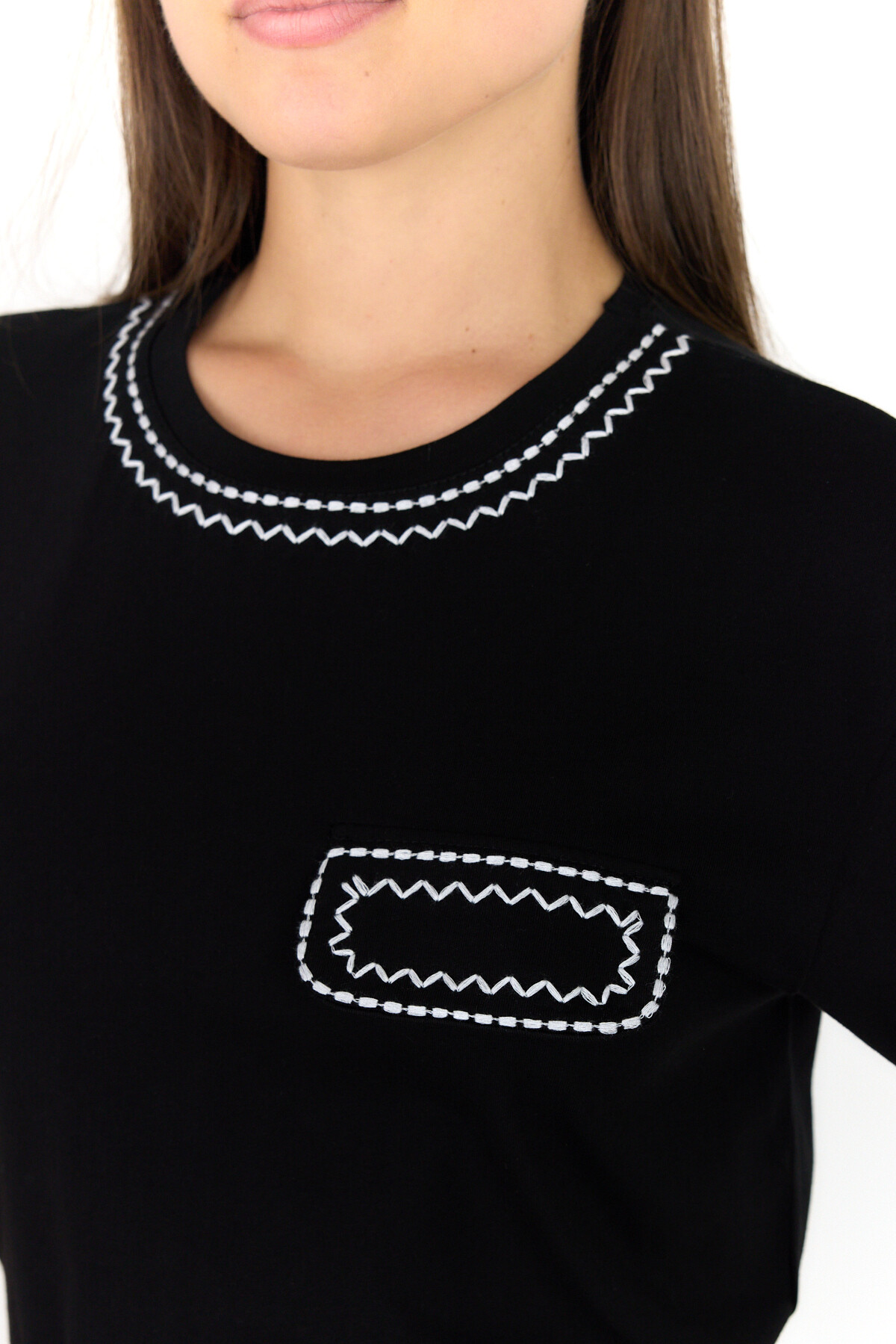 Siyah Nakış İşlemeli Cep Görünüm Detaylı Tişört 2255M - 4