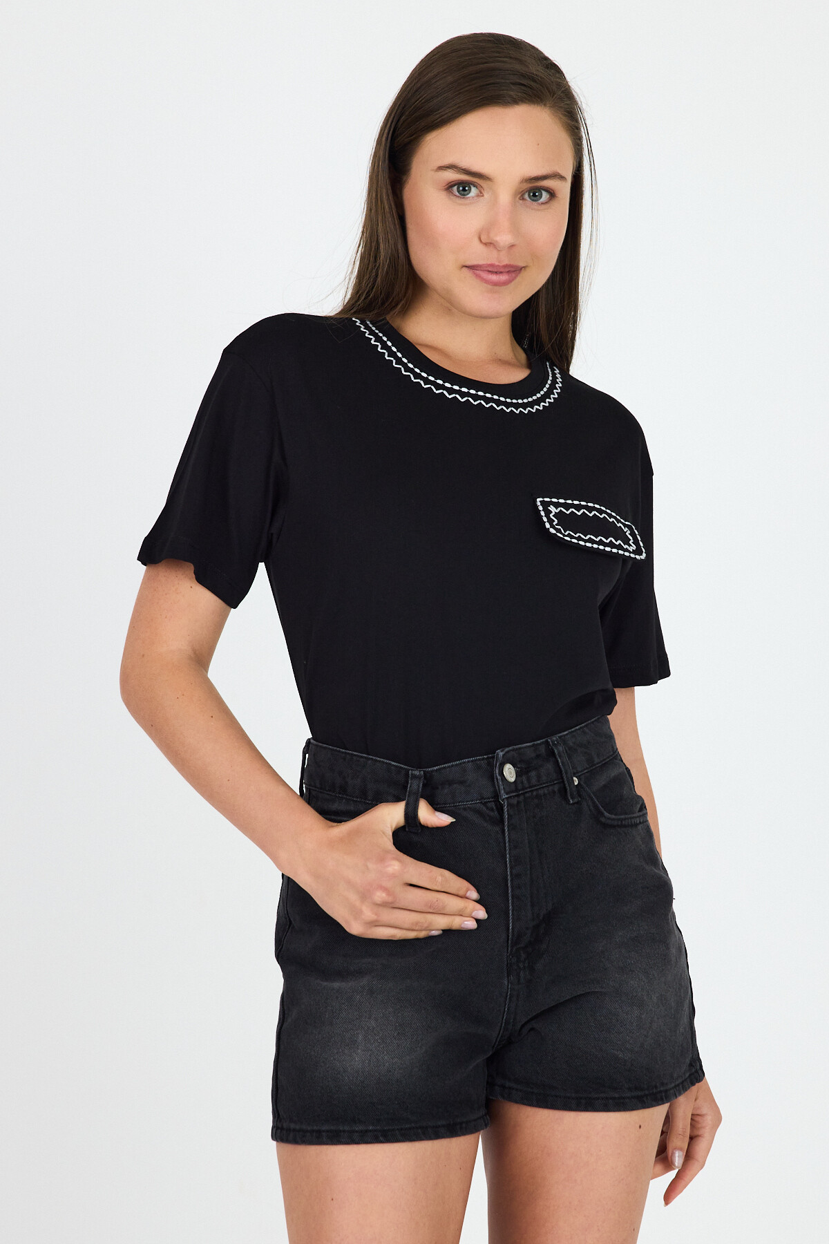 Siyah Nakış İşlemeli Cep Görünüm Detaylı Tişört 2255M 
