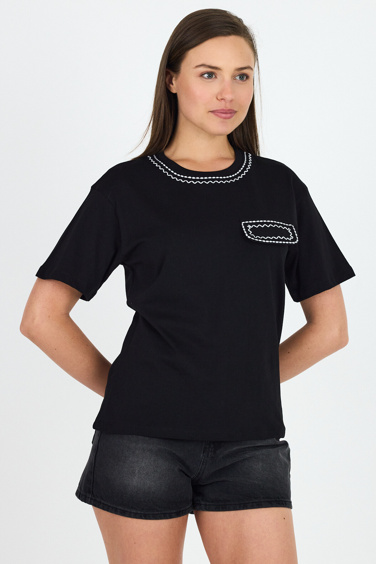 Siyah Nakış İşlemeli Cep Görünüm Detaylı Tişört 2255M - 2