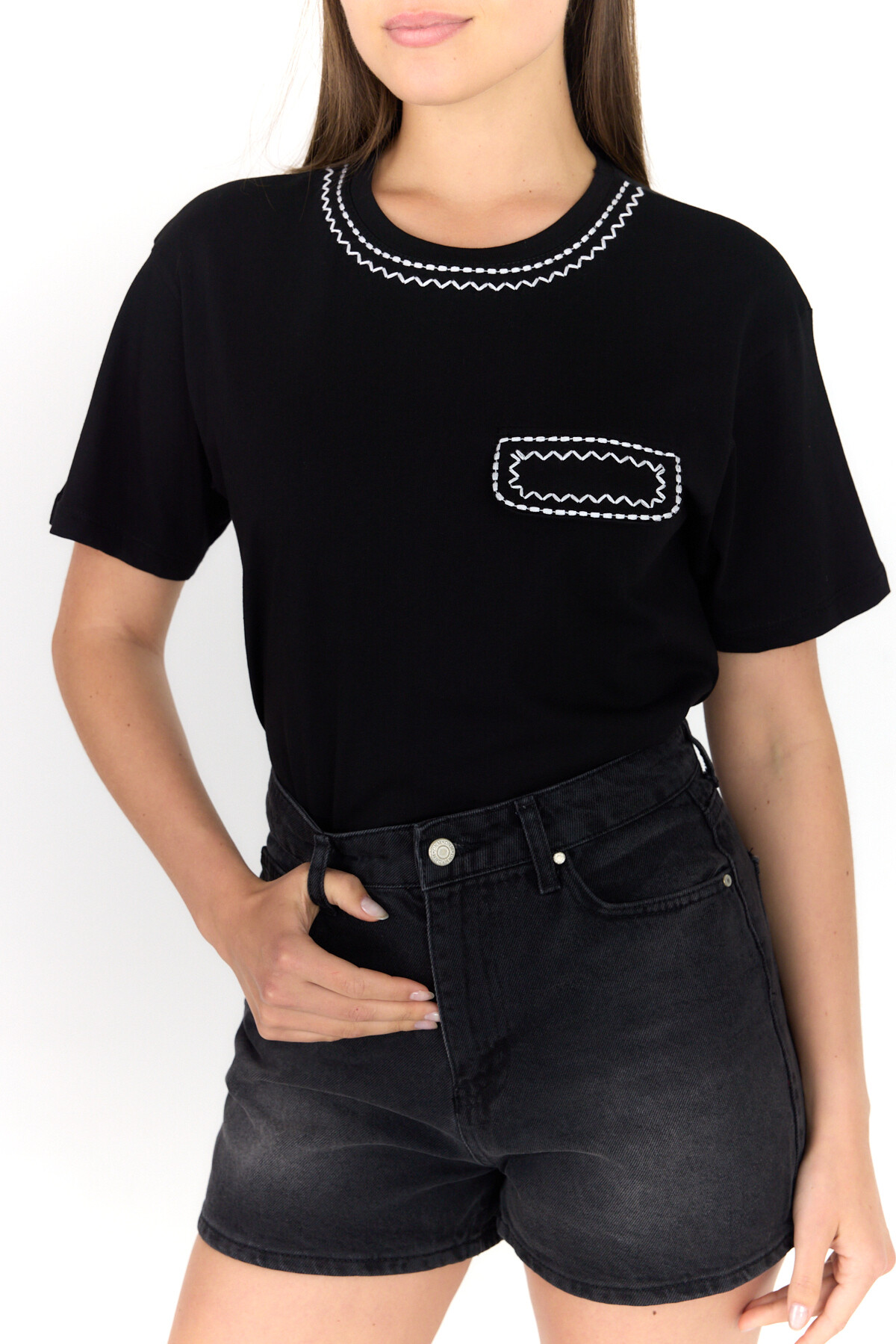 Siyah Nakış İşlemeli Cep Görünüm Detaylı Tişört 2255M - 6
