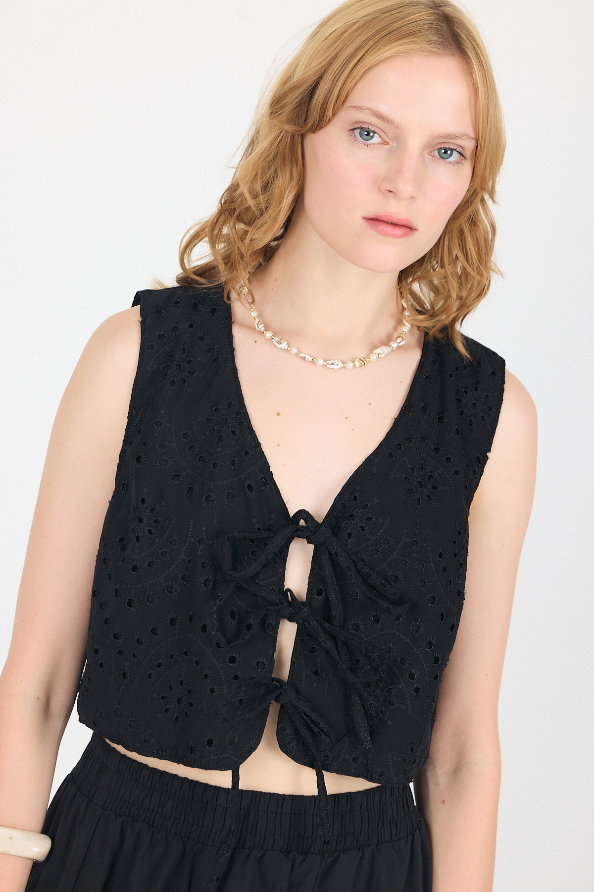 Siyah Nakışlı Kolsuz Bağlama Detaylı Crop Yelek 8031 - RAYS