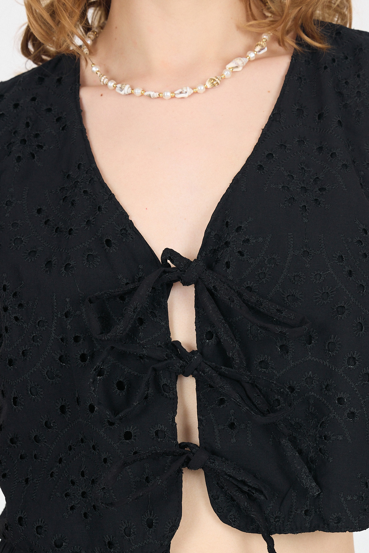 Siyah Nakışlı Kolsuz Bağlama Detaylı Crop Yelek 8031 - RAYS