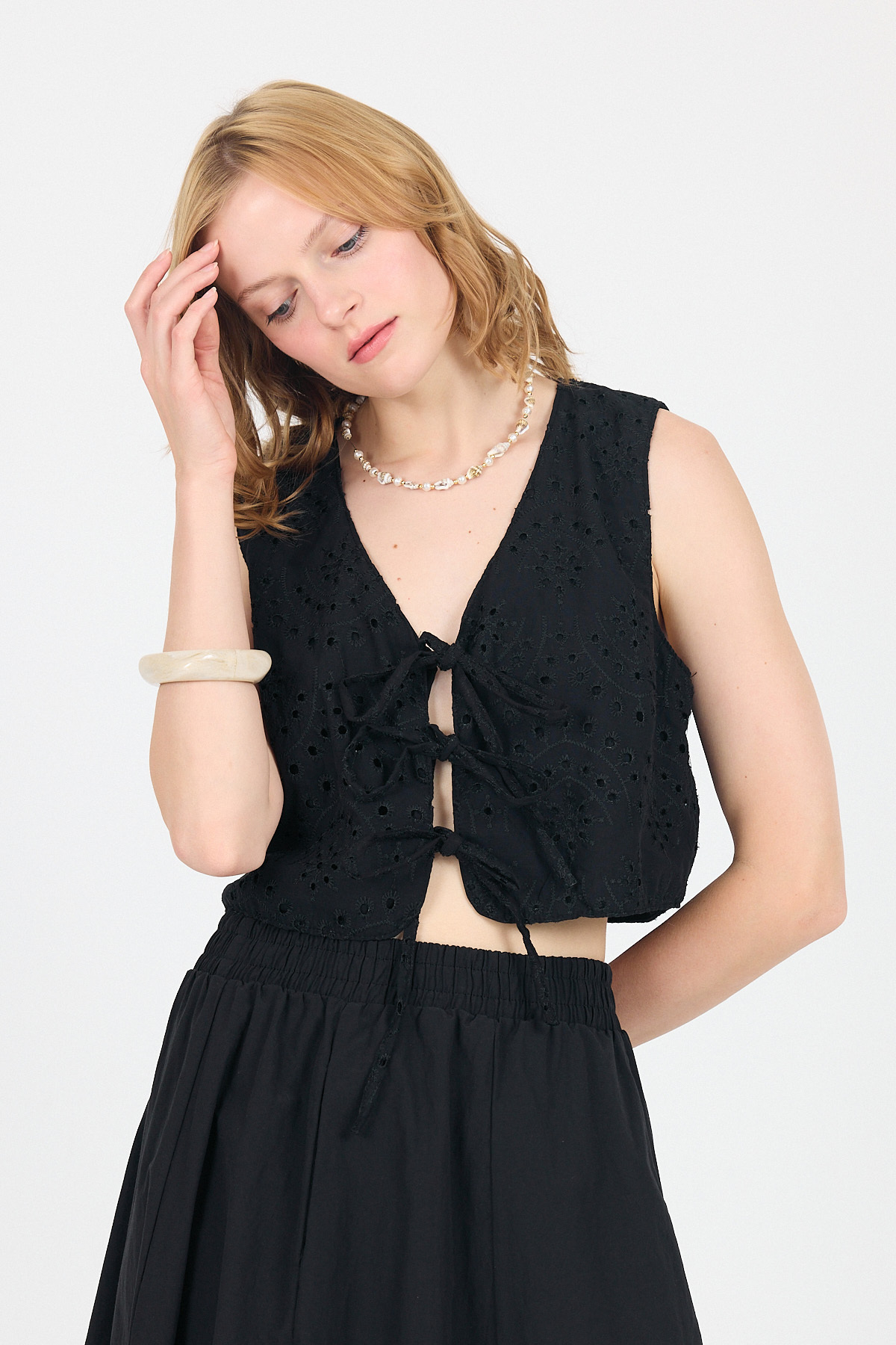 Siyah Nakışlı Kolsuz Bağlama Detaylı Crop Yelek 8031 