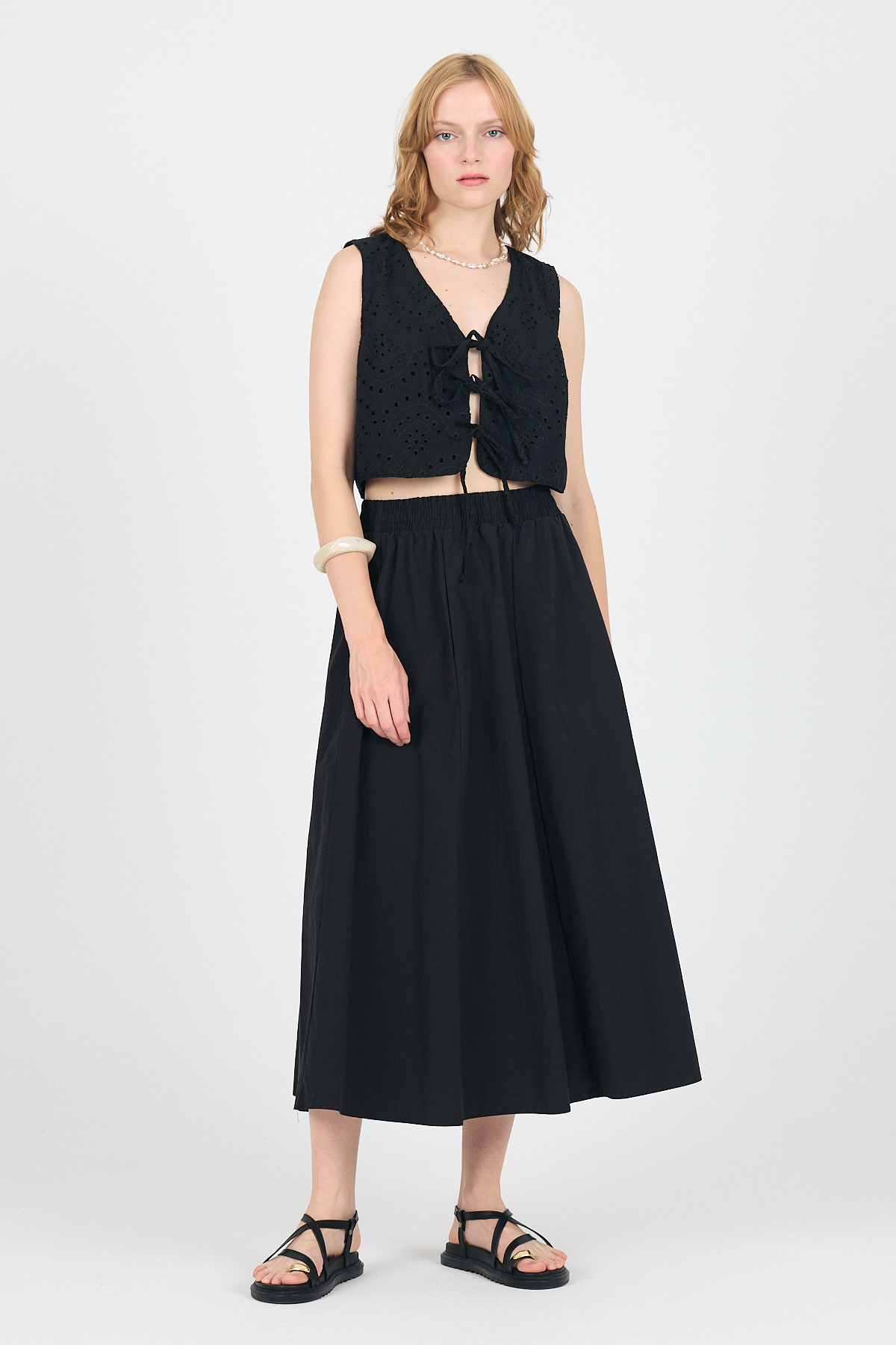 Siyah Nakışlı Kolsuz Bağlama Detaylı Crop Yelek 8031 - 3