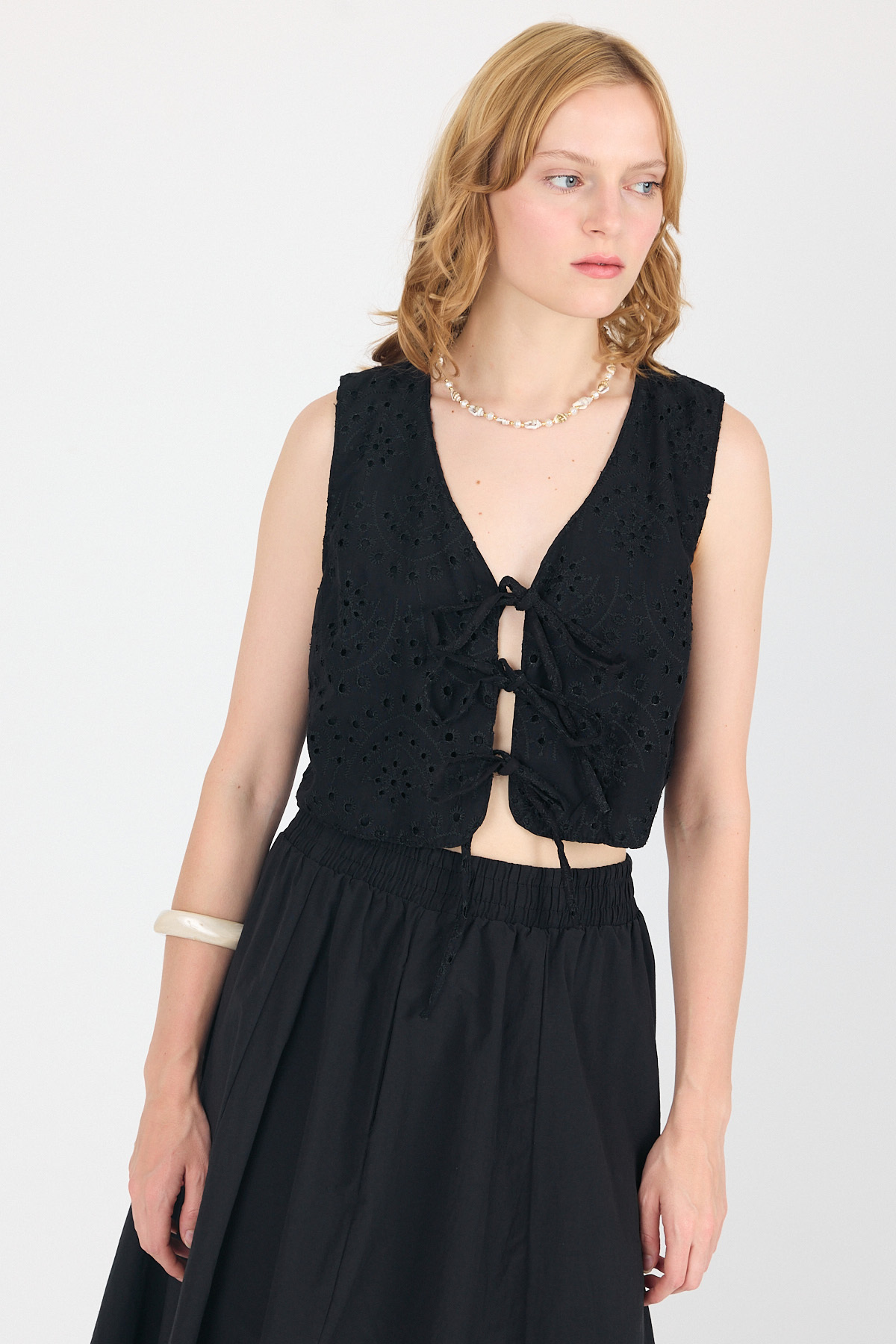 Siyah Nakışlı Kolsuz Bağlama Detaylı Crop Yelek 8031 - 7