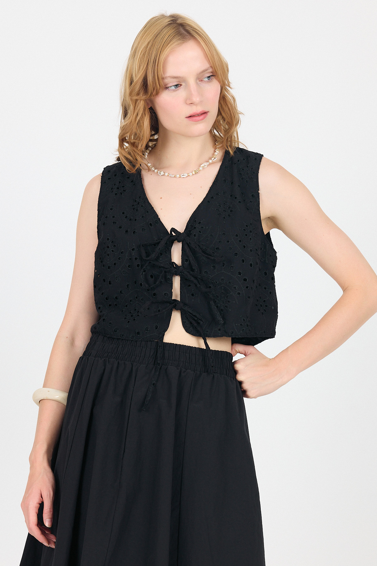 Siyah Nakışlı Kolsuz Bağlama Detaylı Crop Yelek 8031 - 6