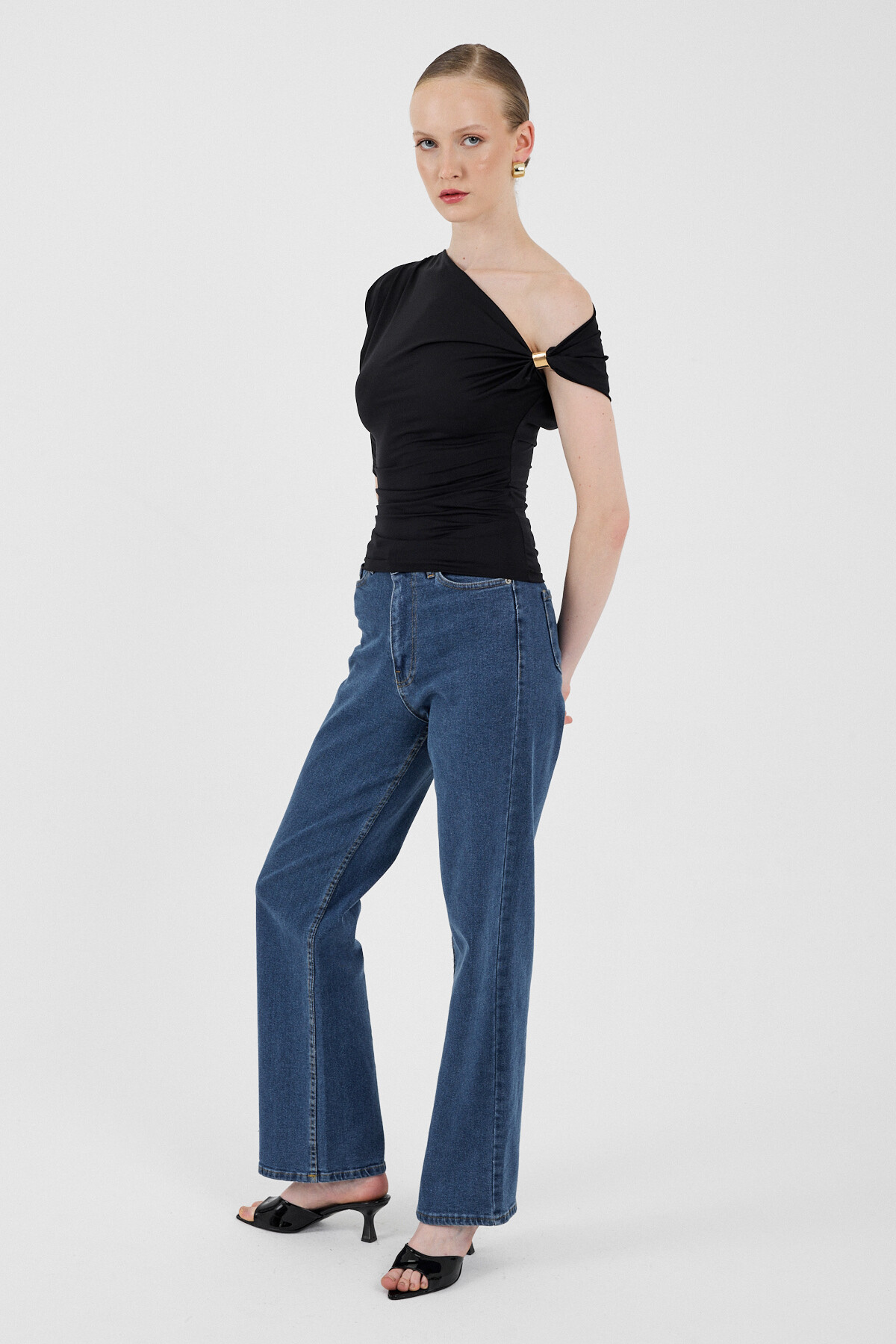 Siyah Omuz Aksesuar Detaylı Yarım Kol Bluz 2490 - RAYS