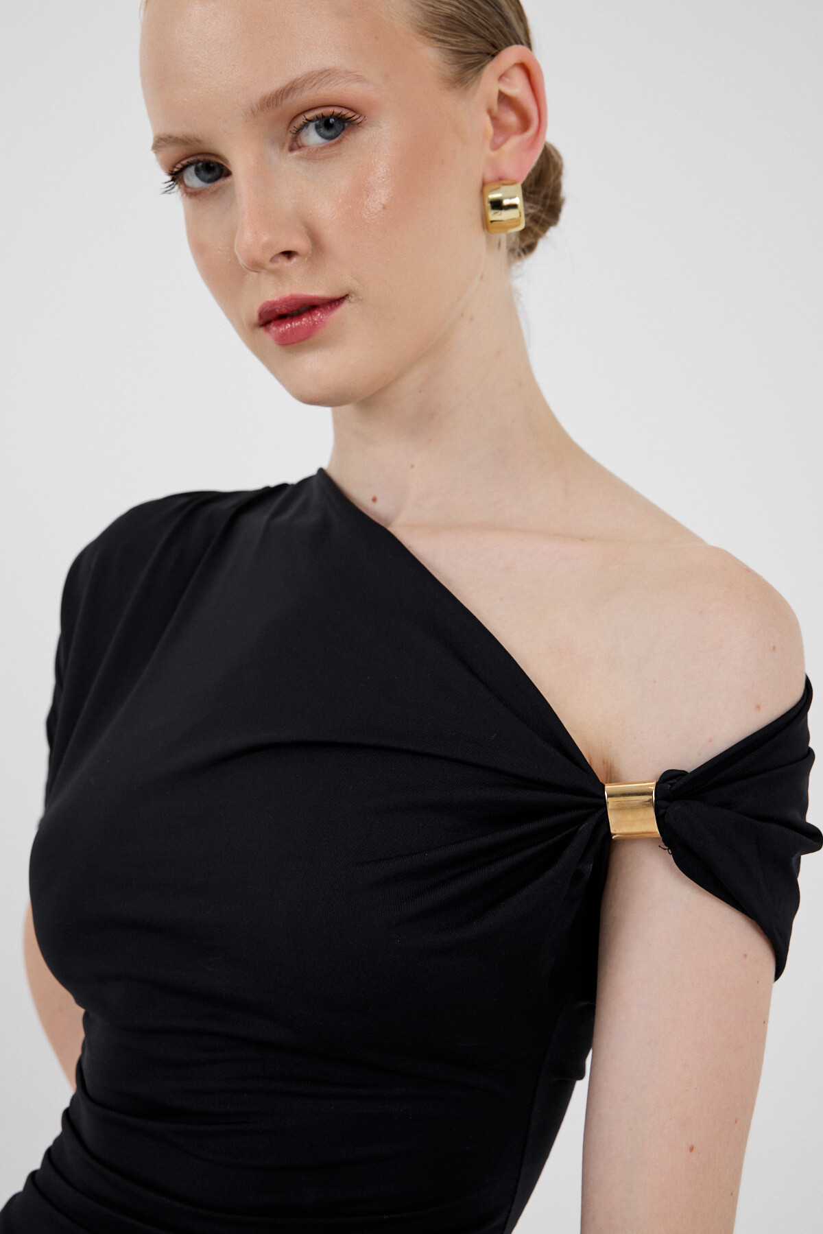 Siyah Omuz Aksesuar Detaylı Yarım Kol Bluz 2490 - RAYS