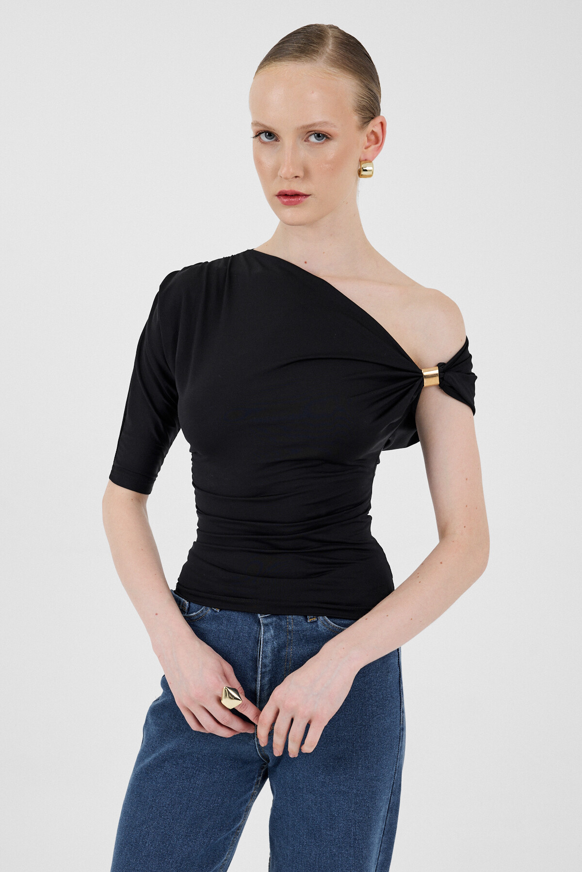Siyah Omuz Aksesuar Detaylı Yarım Kol Bluz 2490 - 2