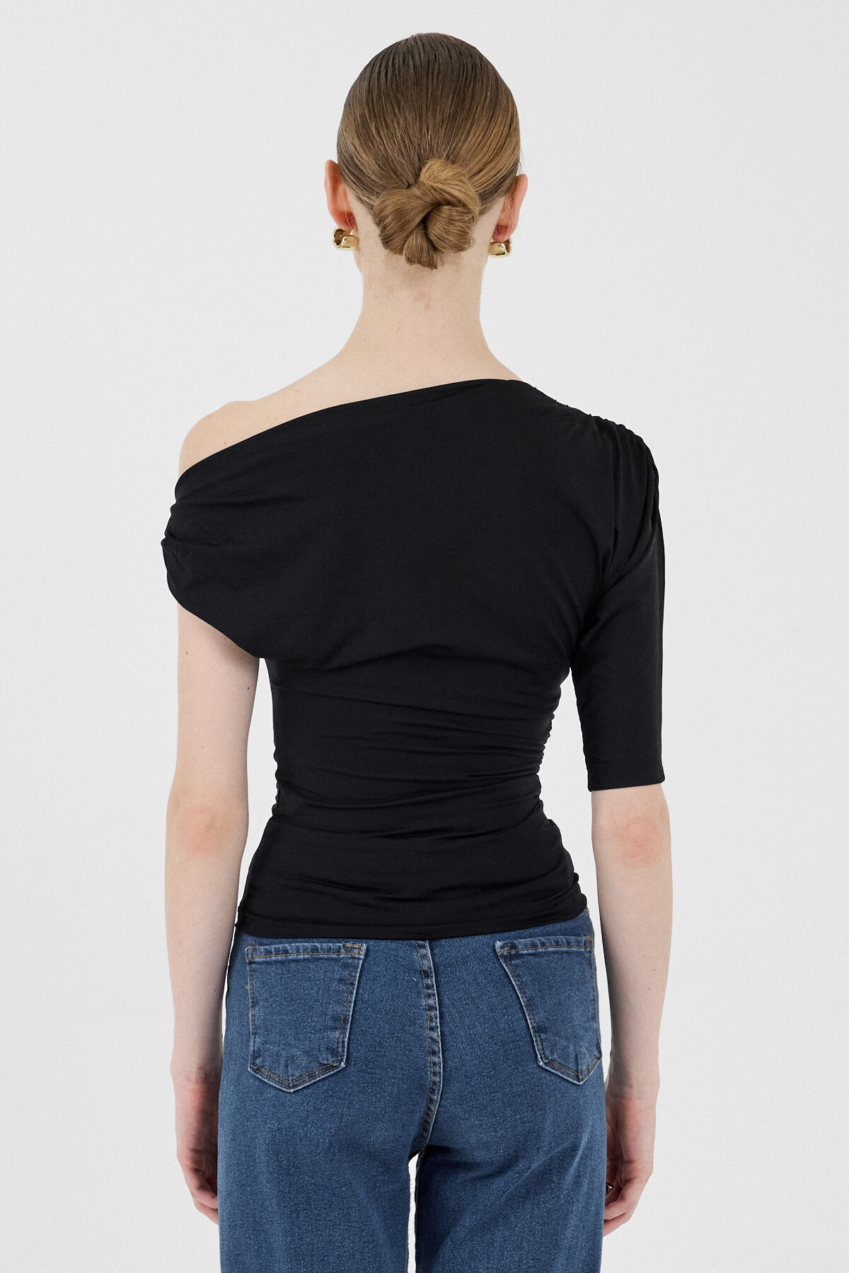 Siyah Omuz Aksesuar Detaylı Yarım Kol Bluz 2490 - 5