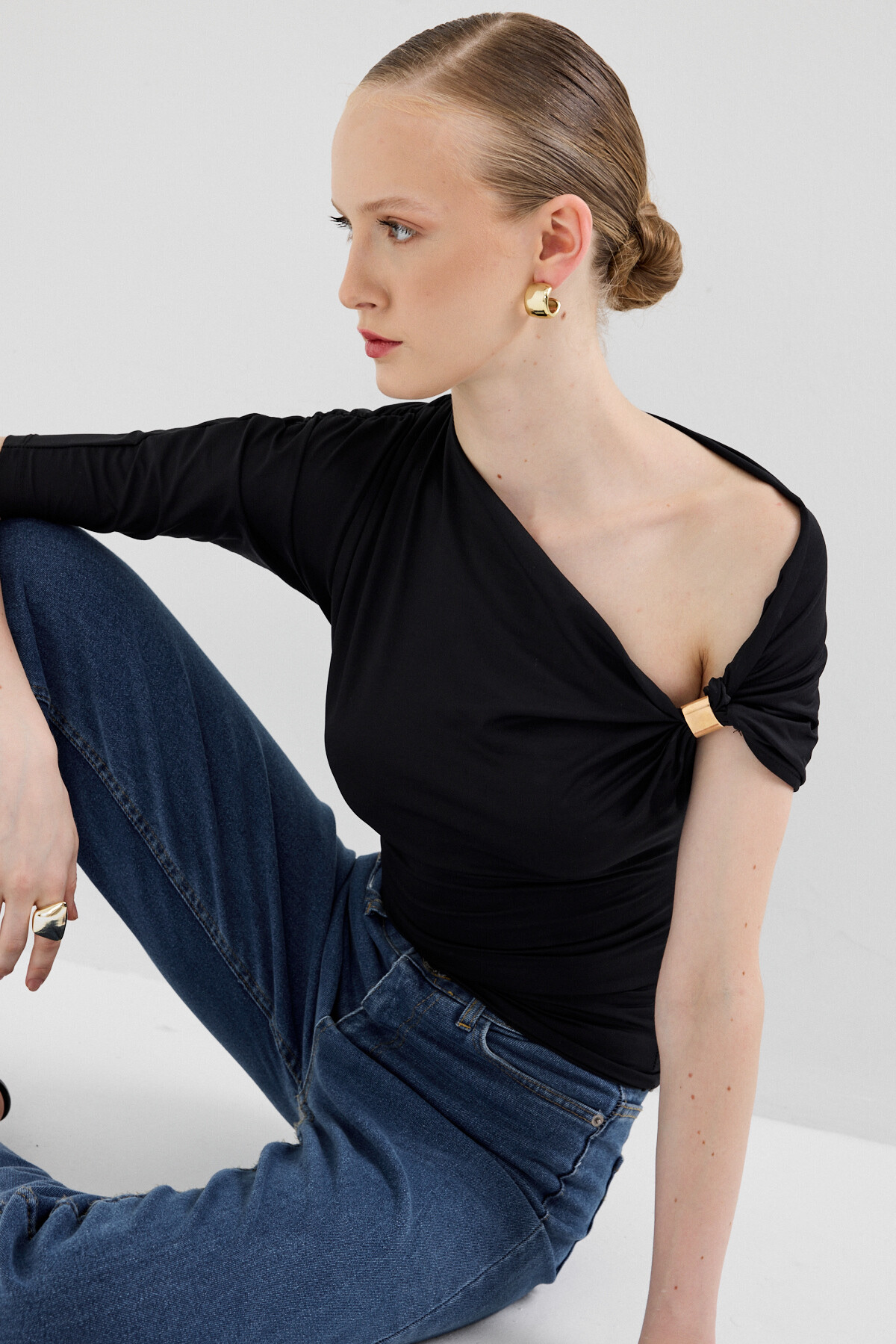 Siyah Omuz Aksesuar Detaylı Yarım Kol Bluz 2490 - 6