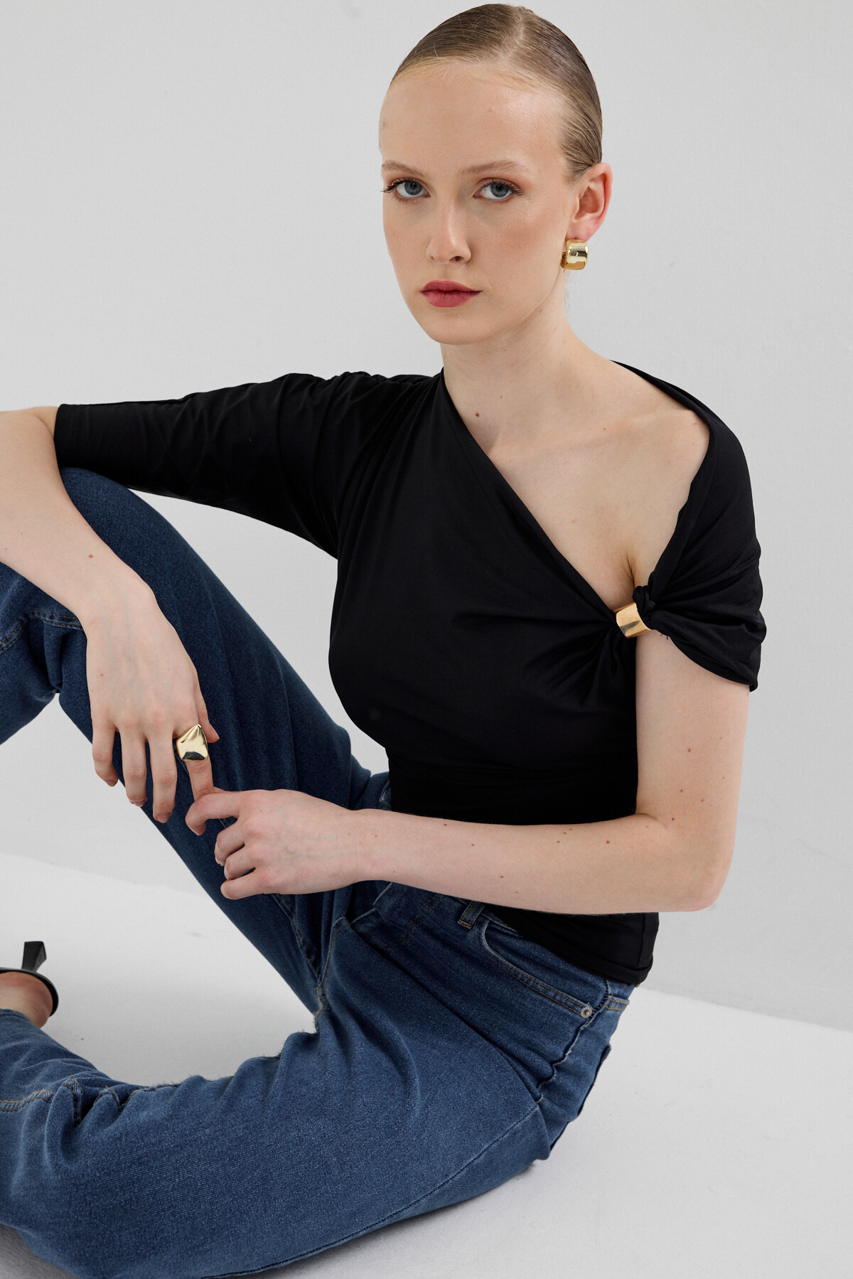 Siyah Omuz Aksesuar Detaylı Yarım Kol Bluz 2490 - 1