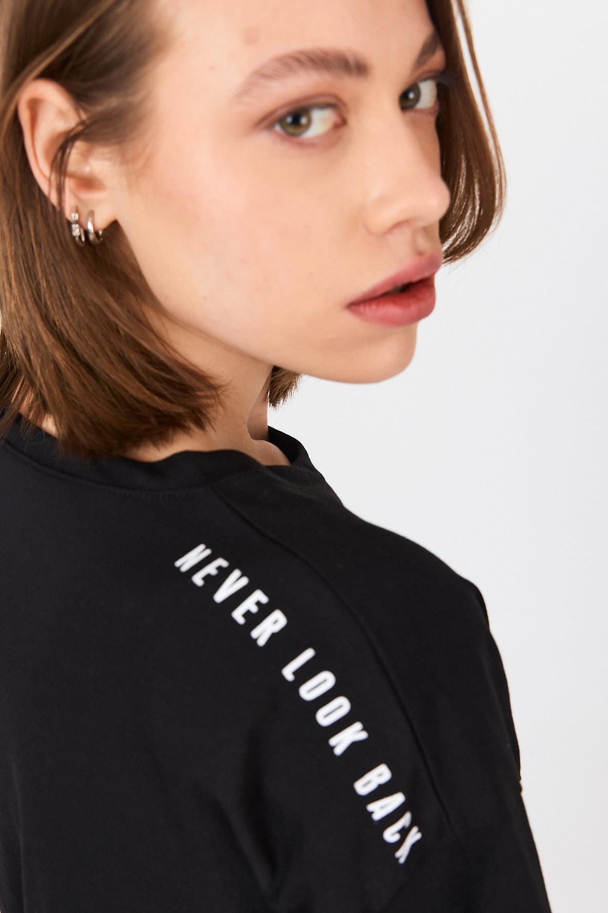 Siyah Omuz Yazı Baskılı %100 Pamuk Oversize Tişört 2150-30M - 6