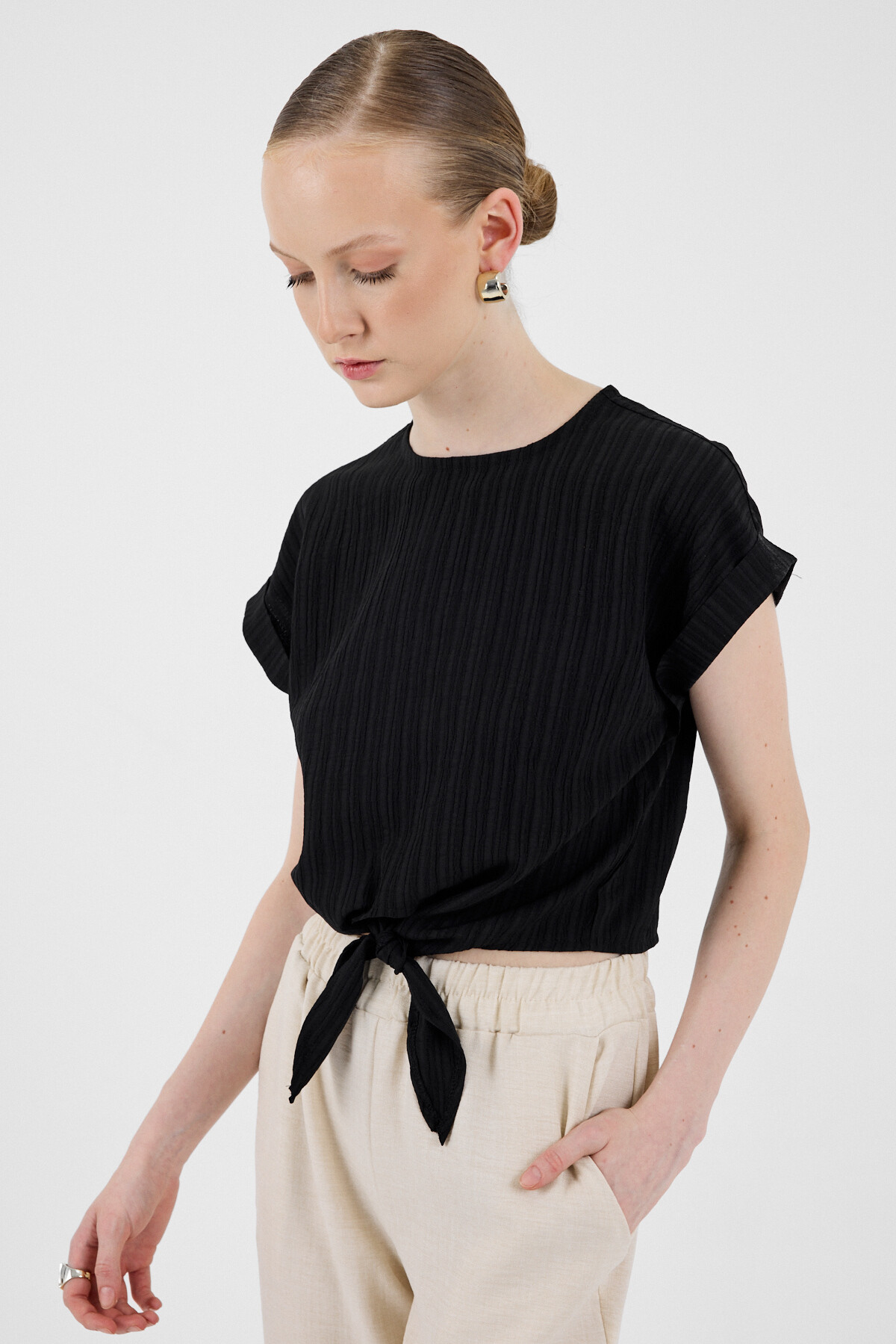 Siyah Ön Bağlama Detaylı Bluz 8071A - RAYS