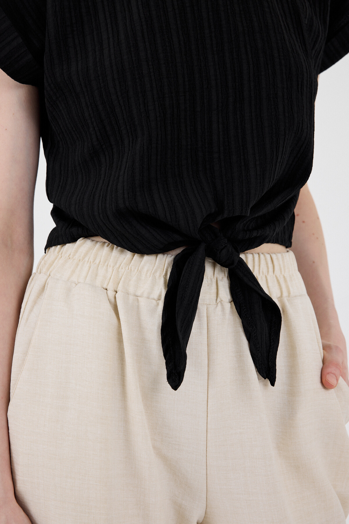 Siyah Ön Bağlama Detaylı Bluz 8071A - RAYS