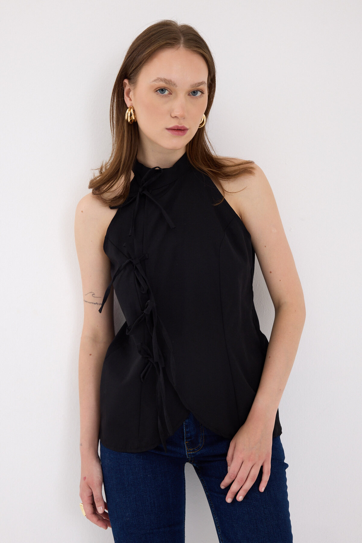 Siyah Ön Bağlama Detaylı Halter Yaka Bluz 8094A - 1