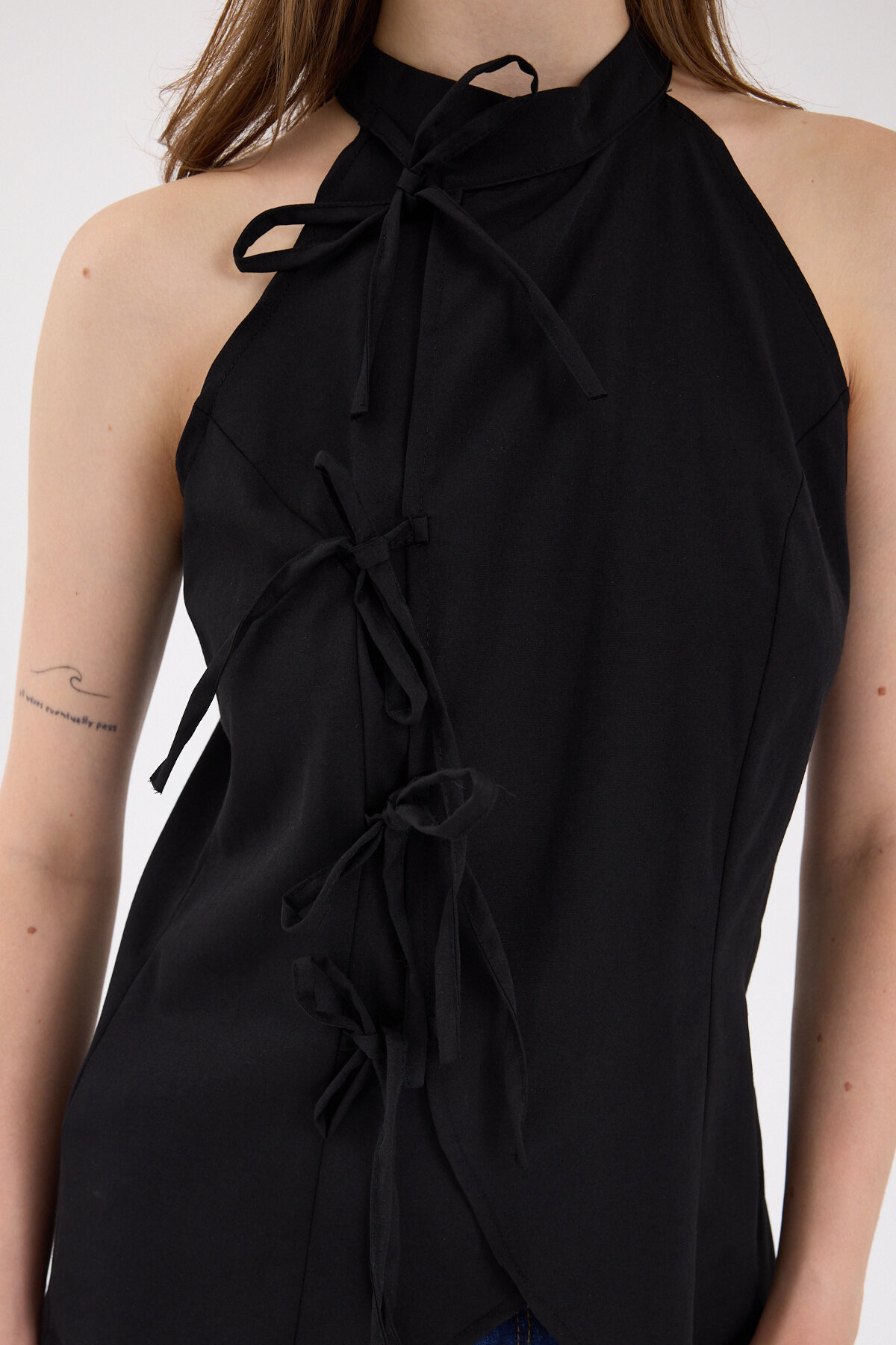 Siyah Ön Bağlama Detaylı Halter Yaka Bluz 8094A - 4