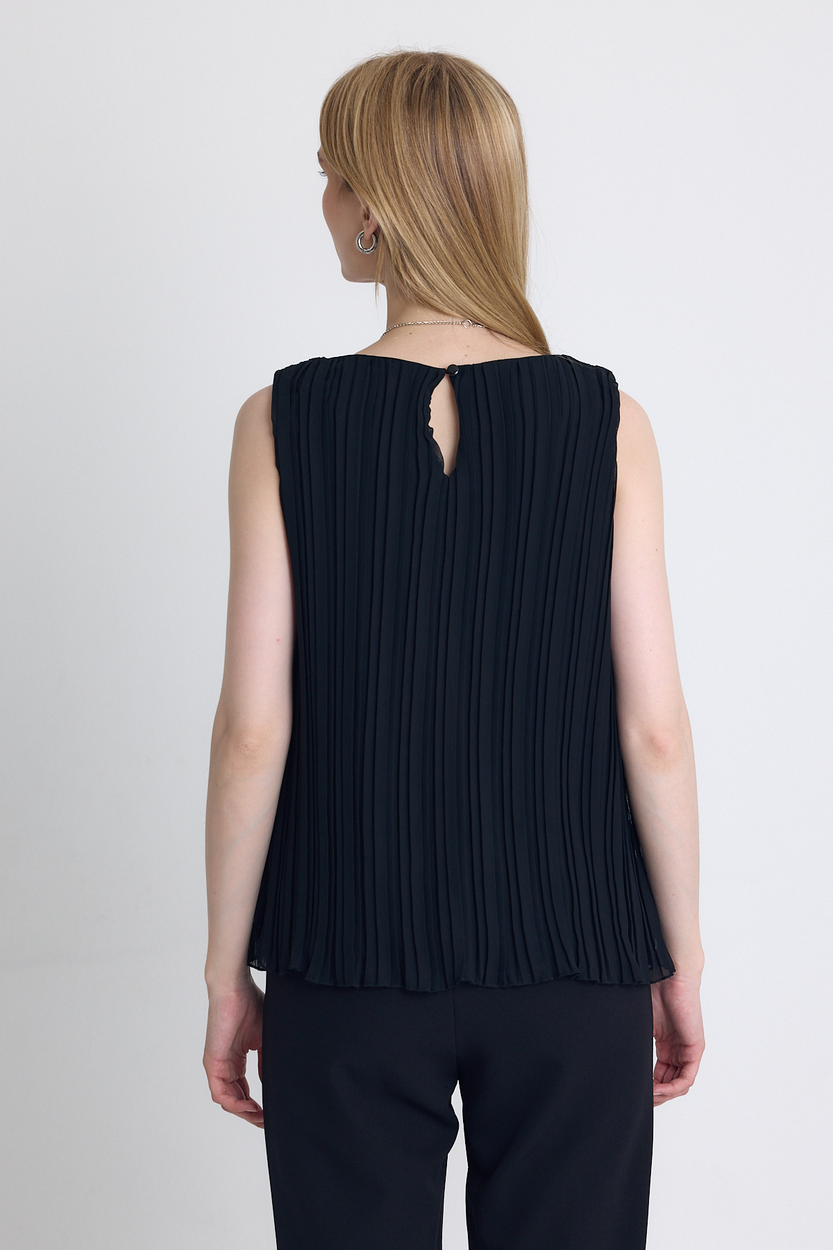 Siyah Pileli Kolye Aksesuar Detaylı Kolsuz Bluz 220 - 5