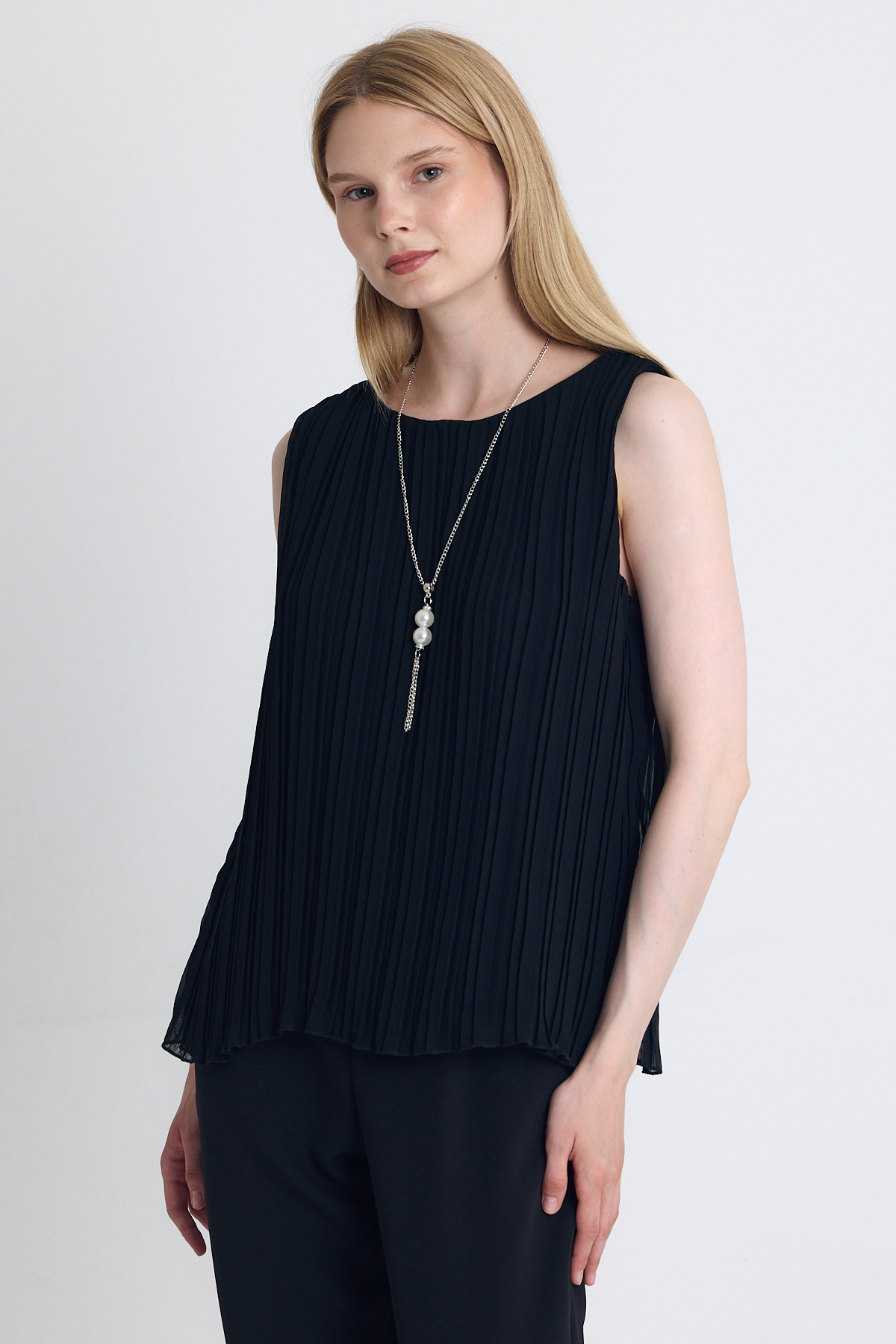 Siyah Pileli Kolye Aksesuar Detaylı Kolsuz Bluz 220 - 6