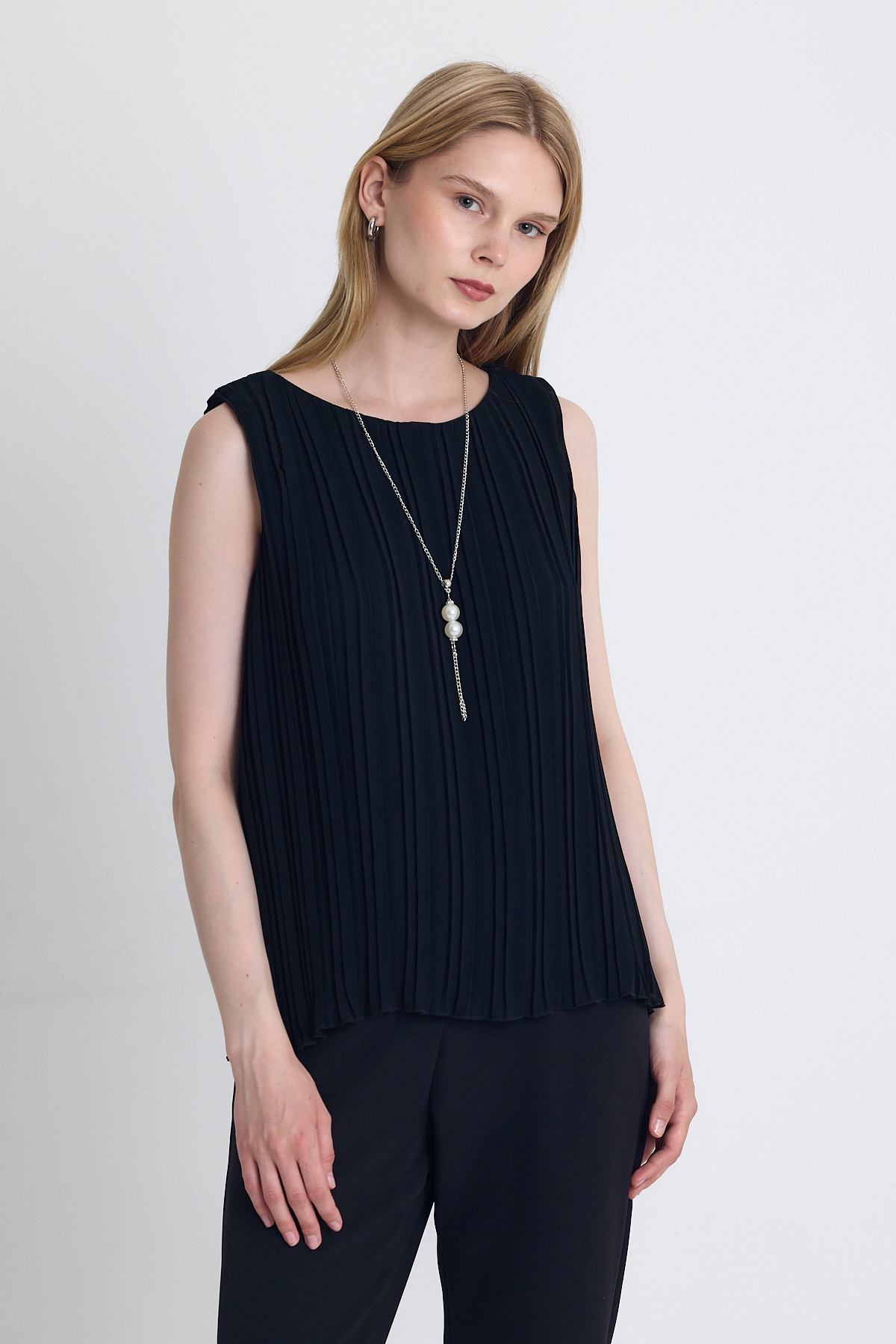 Siyah Pileli Kolye Aksesuar Detaylı Kolsuz Bluz 220 - 1