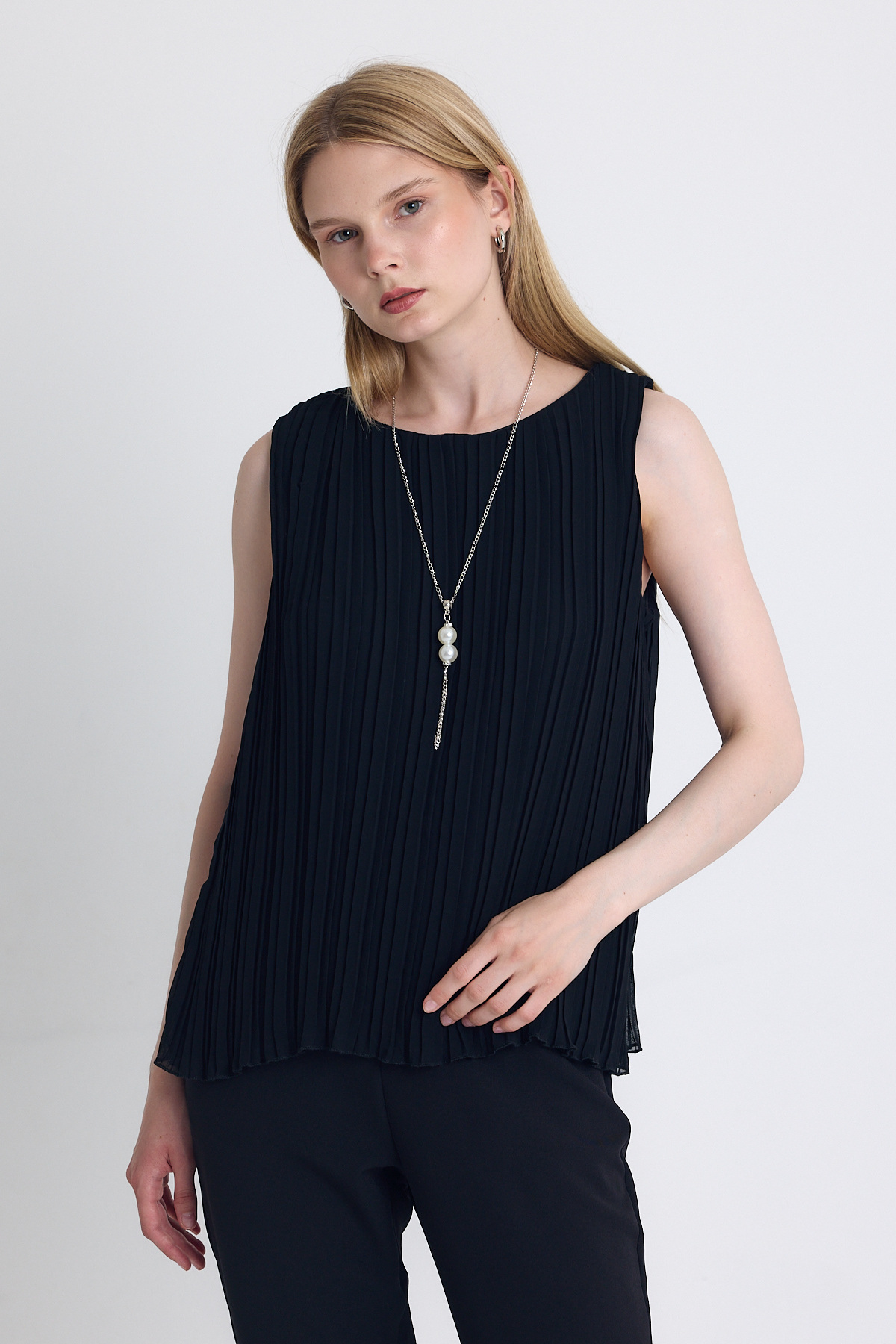 Siyah Pileli Kolye Aksesuar Detaylı Kolsuz Bluz 220 - 2