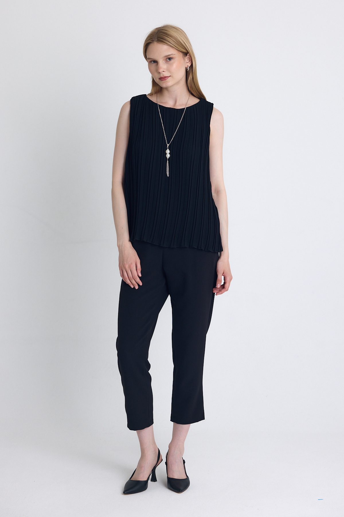 Siyah Pileli Kolye Aksesuar Detaylı Kolsuz Bluz 220 - 3