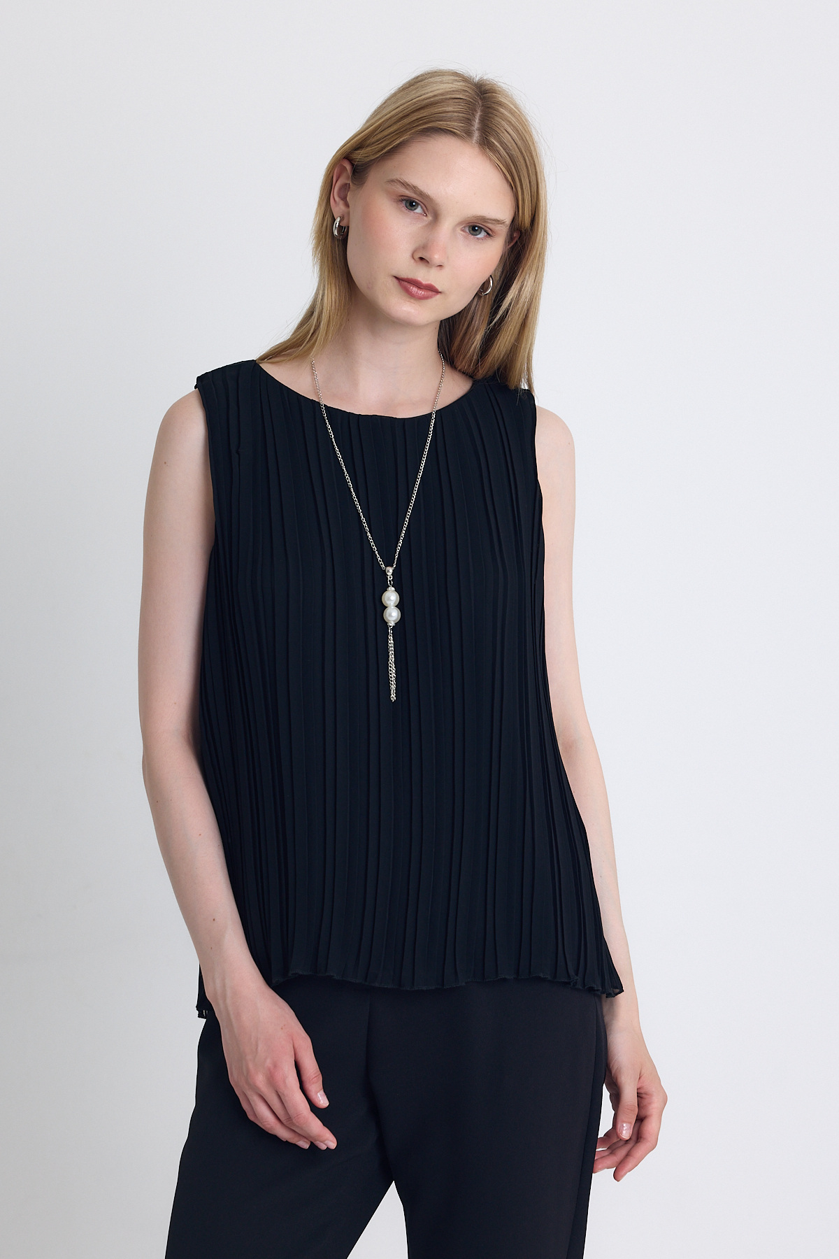 Siyah Pileli Kolye Aksesuar Detaylı Kolsuz Bluz 220 - 4