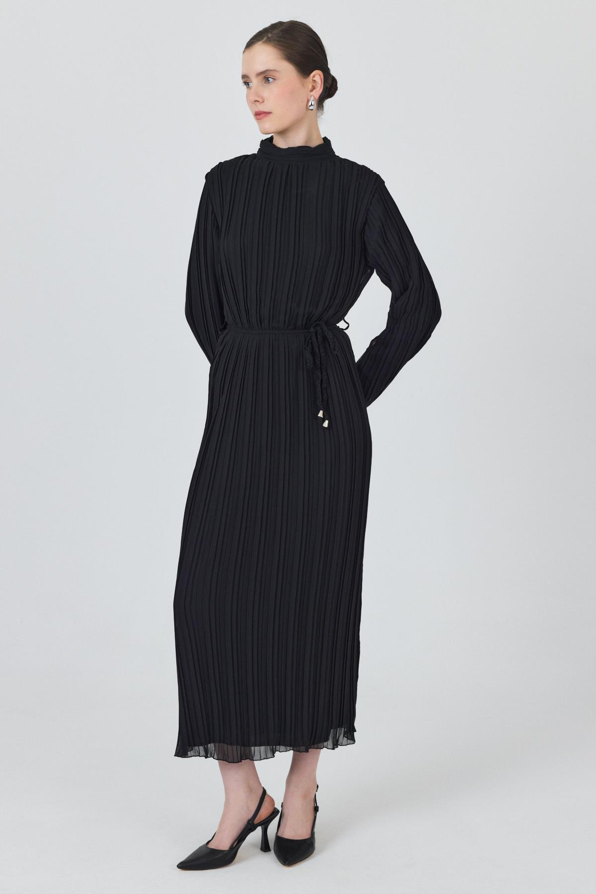 Siyah Pileli Uzun Kollu Kemer Detaylı Midi Boy Elbise 020 