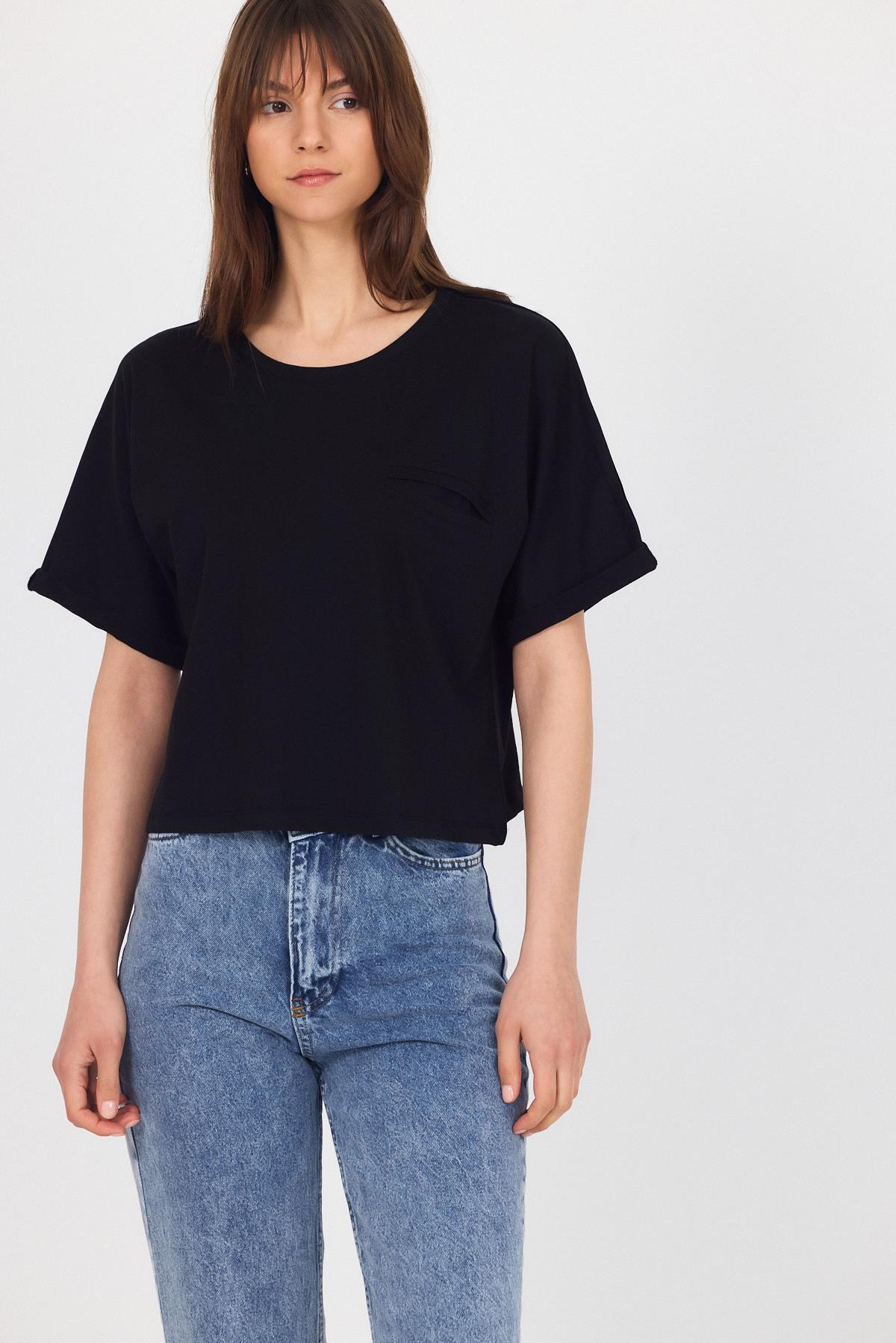 Siyah Sahte Cep Detaylı Bisiklet Yaka Crop Tişört 2136M - 4